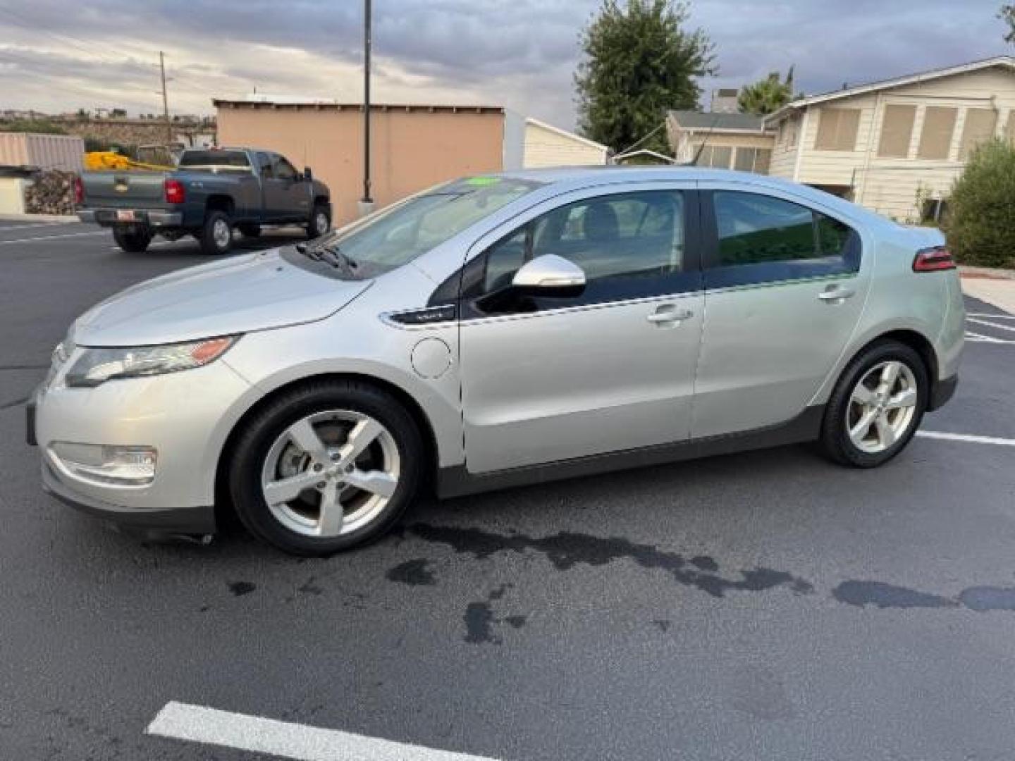 2014 Silver /Gray Cloth Chevrolet Volt Standard w/ LEP (1G1RE6E43EU) with an 1.4L L4 DOHC 16V PLUG-IN HYBRID engine, Continuously Variable Transmission transmission, located at 940 North Main Street, Cedar City, UT, 84720, (435) 628-0023, 37.692936, -113.061897 - We specialize in helping ALL people get the best financing available. No matter your credit score, good, bad or none we can get you an amazing rate. Had a bankruptcy, divorce, or repossessions? We give you the green light to get your credit back on the road. Low down and affordable payments that fit - Photo#4