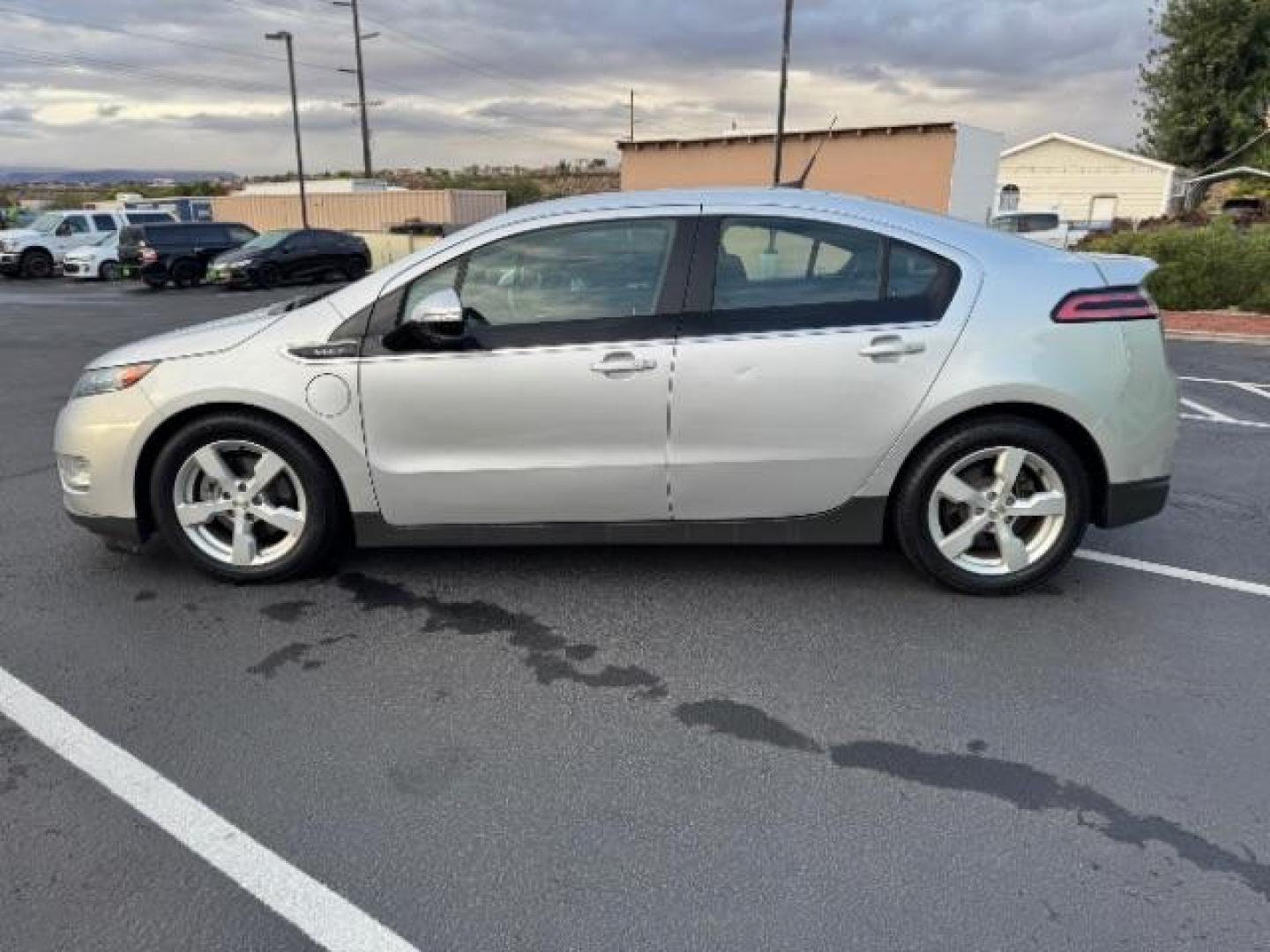 2014 Silver /Gray Cloth Chevrolet Volt Standard w/ LEP (1G1RE6E43EU) with an 1.4L L4 DOHC 16V PLUG-IN HYBRID engine, Continuously Variable Transmission transmission, located at 940 North Main Street, Cedar City, UT, 84720, (435) 628-0023, 37.692936, -113.061897 - We specialize in helping ALL people get the best financing available. No matter your credit score, good, bad or none we can get you an amazing rate. Had a bankruptcy, divorce, or repossessions? We give you the green light to get your credit back on the road. Low down and affordable payments that fit - Photo#5