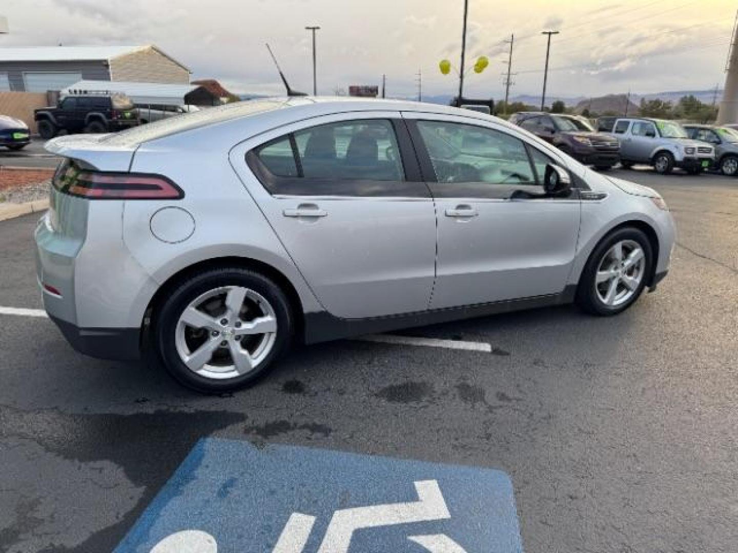 2014 SILVER /Gray Cloth Chevrolet Volt Standard w/ LEP (1G1RE6E43EU) with an 1.4L L4 DOHC 16V PLUG-IN HYBRID engine, Continuously Variable Transmission transmission, located at 1865 East Red Hills Pkwy, St. George, 84770, (435) 628-0023, 37.120850, -113.543640 - We specialize in helping ALL people get the best financing available. No matter your credit score, good, bad or none we can get you an amazing rate. Had a bankruptcy, divorce, or repossessions? We give you the green light to get your credit back on the road. Low down and affordable payments that fit - Photo#10