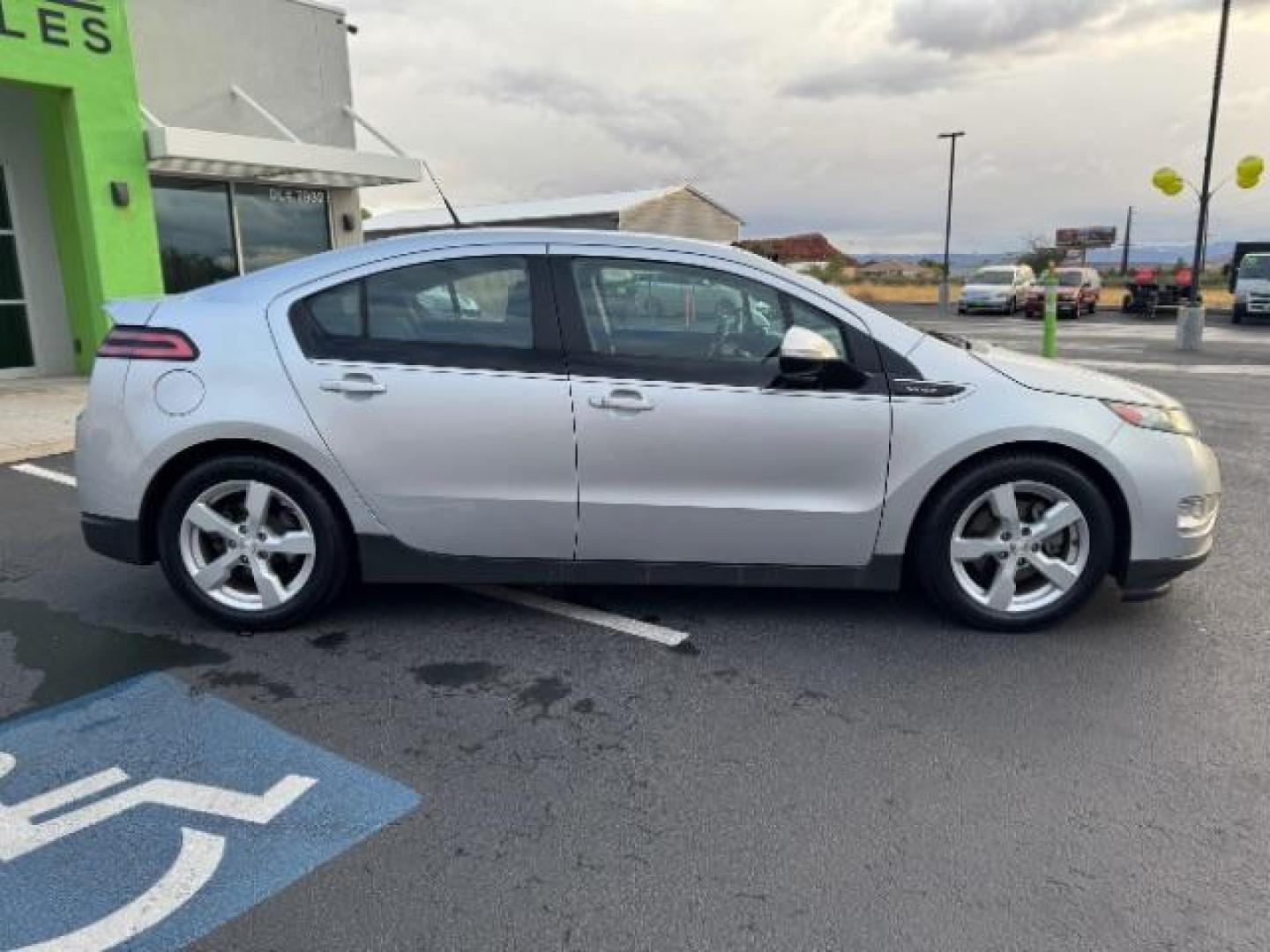 2014 SILVER /Gray Cloth Chevrolet Volt Standard w/ LEP (1G1RE6E43EU) with an 1.4L L4 DOHC 16V PLUG-IN HYBRID engine, Continuously Variable Transmission transmission, located at 1865 East Red Hills Pkwy, St. George, 84770, (435) 628-0023, 37.120850, -113.543640 - We specialize in helping ALL people get the best financing available. No matter your credit score, good, bad or none we can get you an amazing rate. Had a bankruptcy, divorce, or repossessions? We give you the green light to get your credit back on the road. Low down and affordable payments that fit - Photo#11