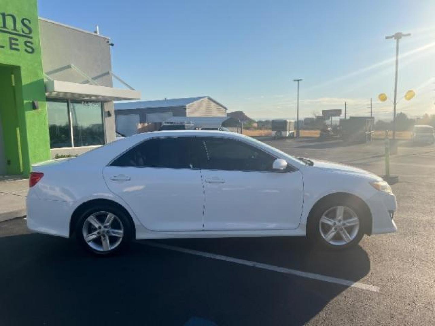 2013 Super White /Black/Ash 2-Tone Toyota Camry SE (4T1BF1FK9DU) with an 2.5L L4 DOHC 16V engine, 6-Speed Automatic transmission, located at 940 North Main Street, Cedar City, UT, 84720, (435) 628-0023, 37.692936, -113.061897 - We specialize in helping ALL people get the best financing available. No matter your credit score, good, bad or none we can get you an amazing rate. Had a bankruptcy, divorce, or repossessions? We give you the green light to get your credit back on the road. Low down and affordable payments that fit - Photo#7