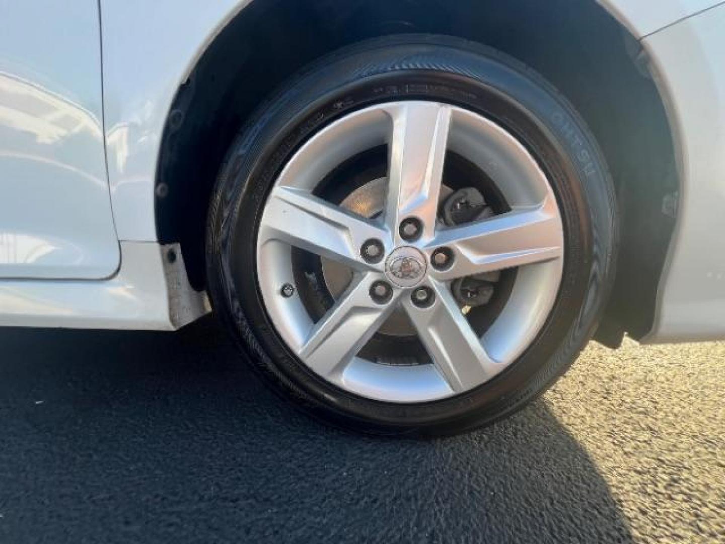 2013 Super White /Black/Ash 2-Tone Toyota Camry SE (4T1BF1FK9DU) with an 2.5L L4 DOHC 16V engine, 6-Speed Automatic transmission, located at 940 North Main Street, Cedar City, UT, 84720, (435) 628-0023, 37.692936, -113.061897 - Photo#8