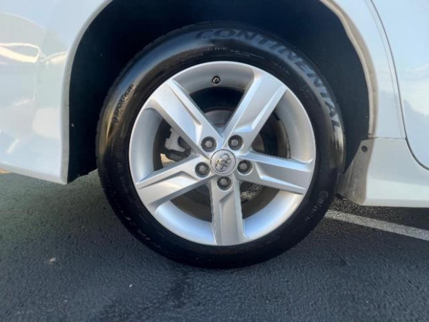 2013 Super White /Black/Ash 2-Tone Toyota Camry SE (4T1BF1FK9DU) with an 2.5L L4 DOHC 16V engine, 6-Speed Automatic transmission, located at 940 North Main Street, Cedar City, UT, 84720, (435) 628-0023, 37.692936, -113.061897 - We specialize in helping ALL people get the best financing available. No matter your credit score, good, bad or none we can get you an amazing rate. Had a bankruptcy, divorce, or repossessions? We give you the green light to get your credit back on the road. Low down and affordable payments that fit - Photo#11