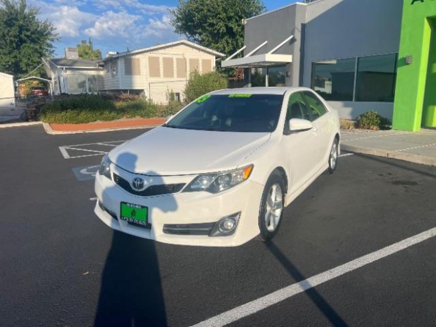 2013 Super White /Black/Ash 2-Tone Toyota Camry SE (4T1BF1FK9DU) with an 2.5L L4 DOHC 16V engine, 6-Speed Automatic transmission, located at 940 North Main Street, Cedar City, UT, 84720, (435) 628-0023, 37.692936, -113.061897 - We specialize in helping ALL people get the best financing available. No matter your credit score, good, bad or none we can get you an amazing rate. Had a bankruptcy, divorce, or repossessions? We give you the green light to get your credit back on the road. Low down and affordable payments that fit - Photo#2