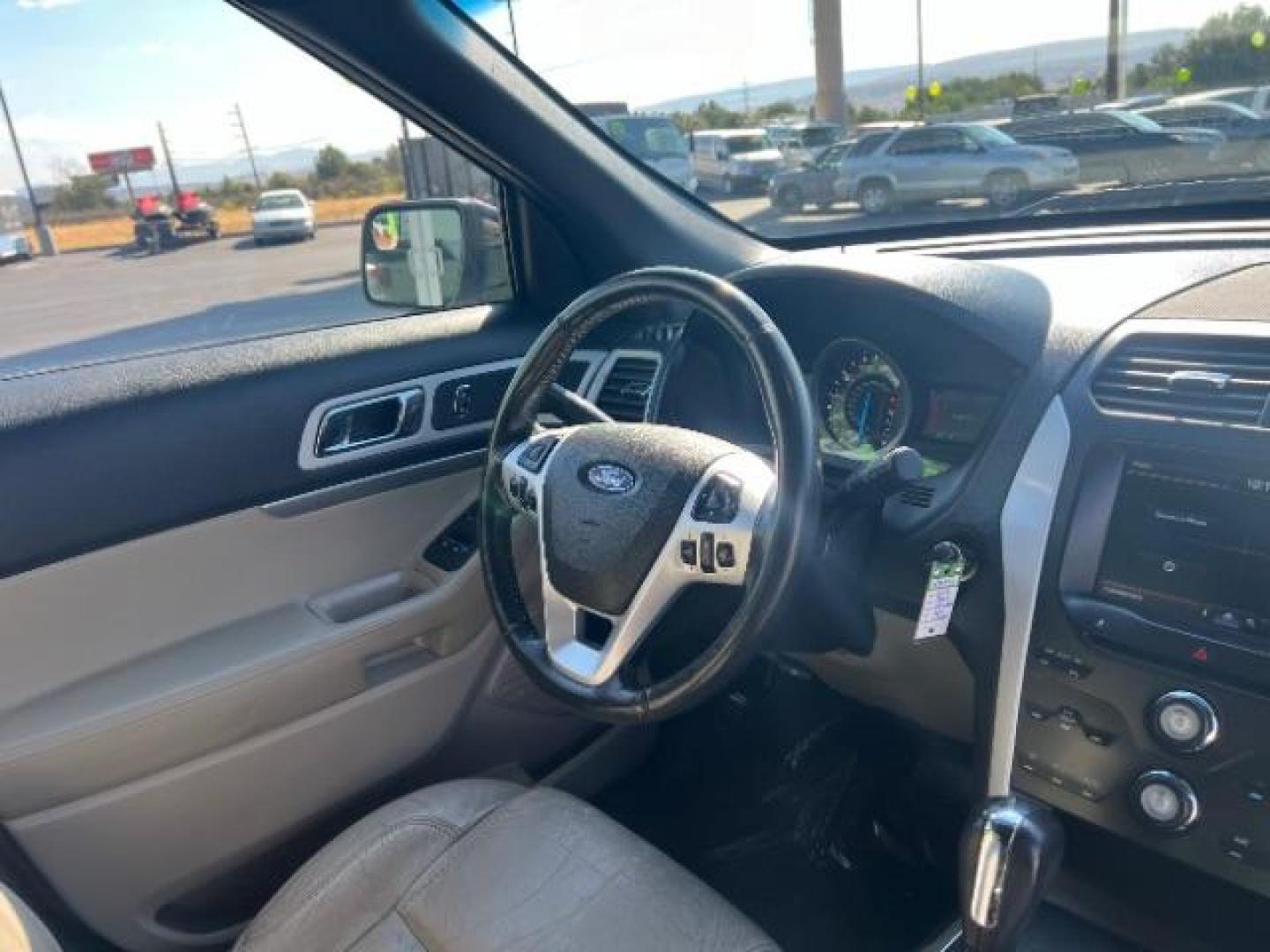 2013 White Platinum Trico /Medium Light Stone Leather Ford Explorer XLT FWD (1FM5K7D85DG) with an 3.5L V6 DOHC 24V engine, 6-Speed Automatic transmission, located at 1865 East Red Hills Pkwy, St. George, 84770, (435) 628-0023, 37.120850, -113.543640 - Photo#34