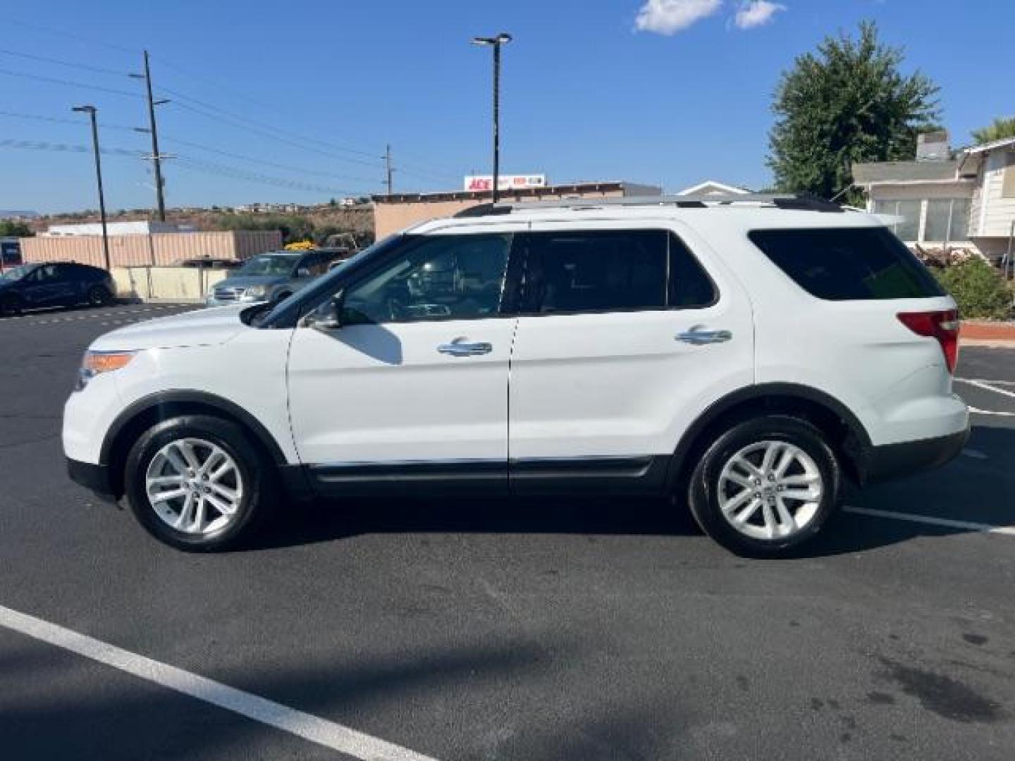 2013 White Platinum Trico /Medium Light Stone Leather Ford Explorer XLT FWD (1FM5K7D85DG) with an 3.5L V6 DOHC 24V engine, 6-Speed Automatic transmission, located at 1865 East Red Hills Pkwy, St. George, 84770, (435) 628-0023, 37.120850, -113.543640 - Photo#3