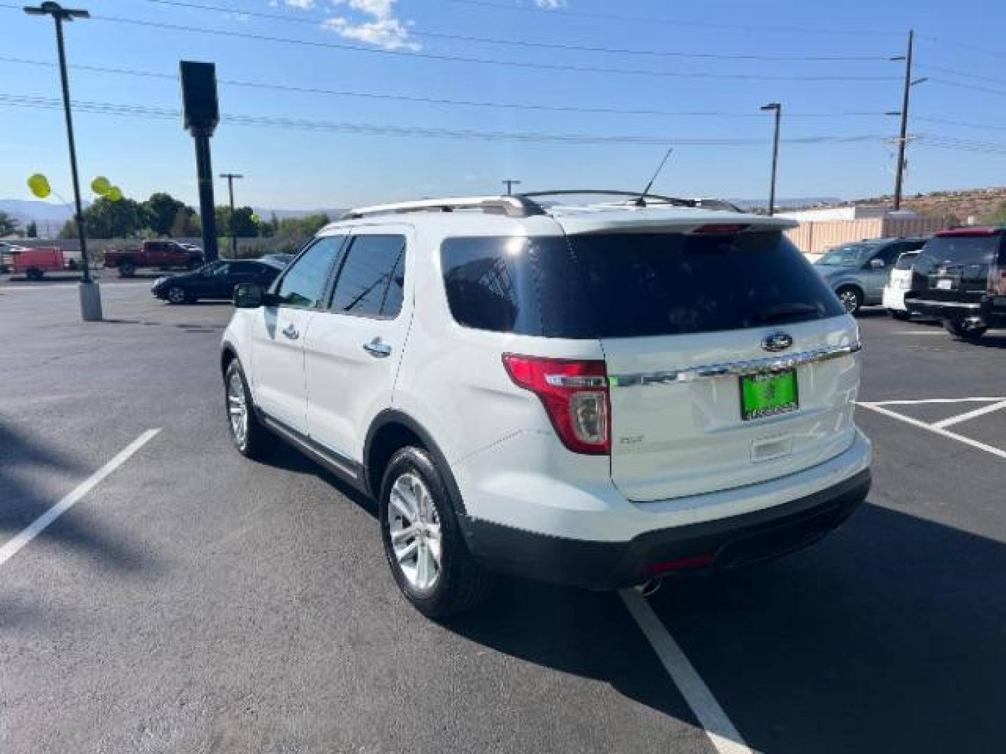 2013 White Platinum Trico /Medium Light Stone Leather Ford Explorer XLT FWD (1FM5K7D85DG) with an 3.5L V6 DOHC 24V engine, 6-Speed Automatic transmission, located at 1865 East Red Hills Pkwy, St. George, 84770, (435) 628-0023, 37.120850, -113.543640 - Photo#4