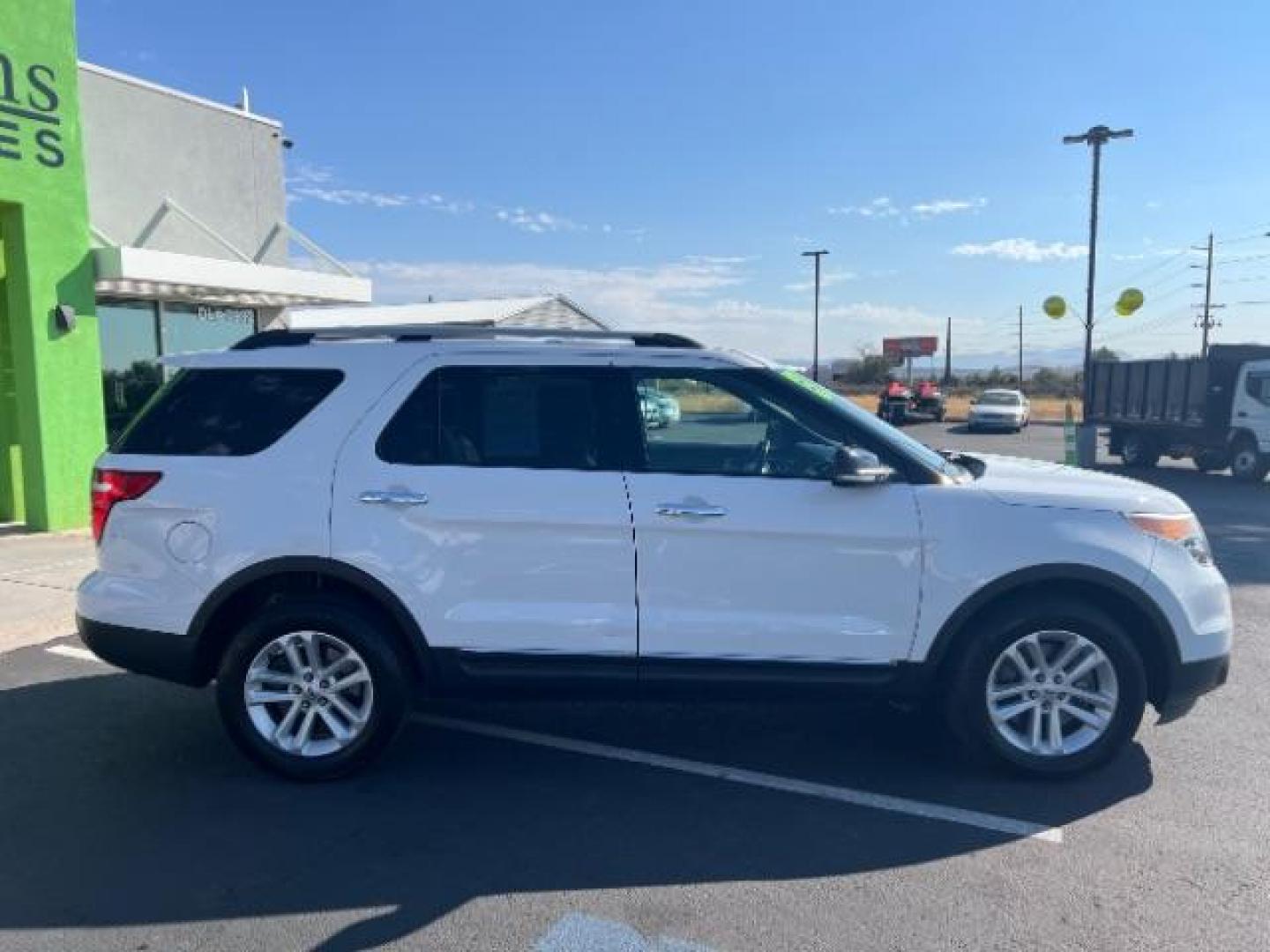 2013 White Platinum Trico /Medium Light Stone Leather Ford Explorer XLT FWD (1FM5K7D85DG) with an 3.5L V6 DOHC 24V engine, 6-Speed Automatic transmission, located at 1865 East Red Hills Pkwy, St. George, 84770, (435) 628-0023, 37.120850, -113.543640 - Photo#7