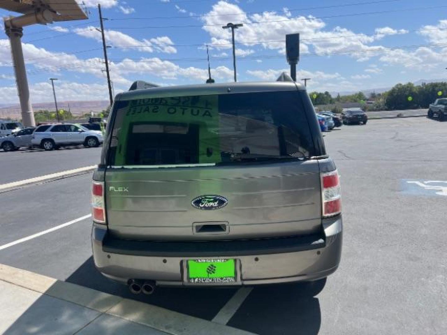 2009 Sterling Grey Metallic /Medium Light Stone Cloth Interior Ford Flex SE FWD (2FMDK51C49B) with an 3.5L V6 DOHC 24V engine, 6-Speed Automatic transmission, located at 1865 East Red Hills Pkwy, St. George, 84770, (435) 628-0023, 37.120850, -113.543640 - Photo#5