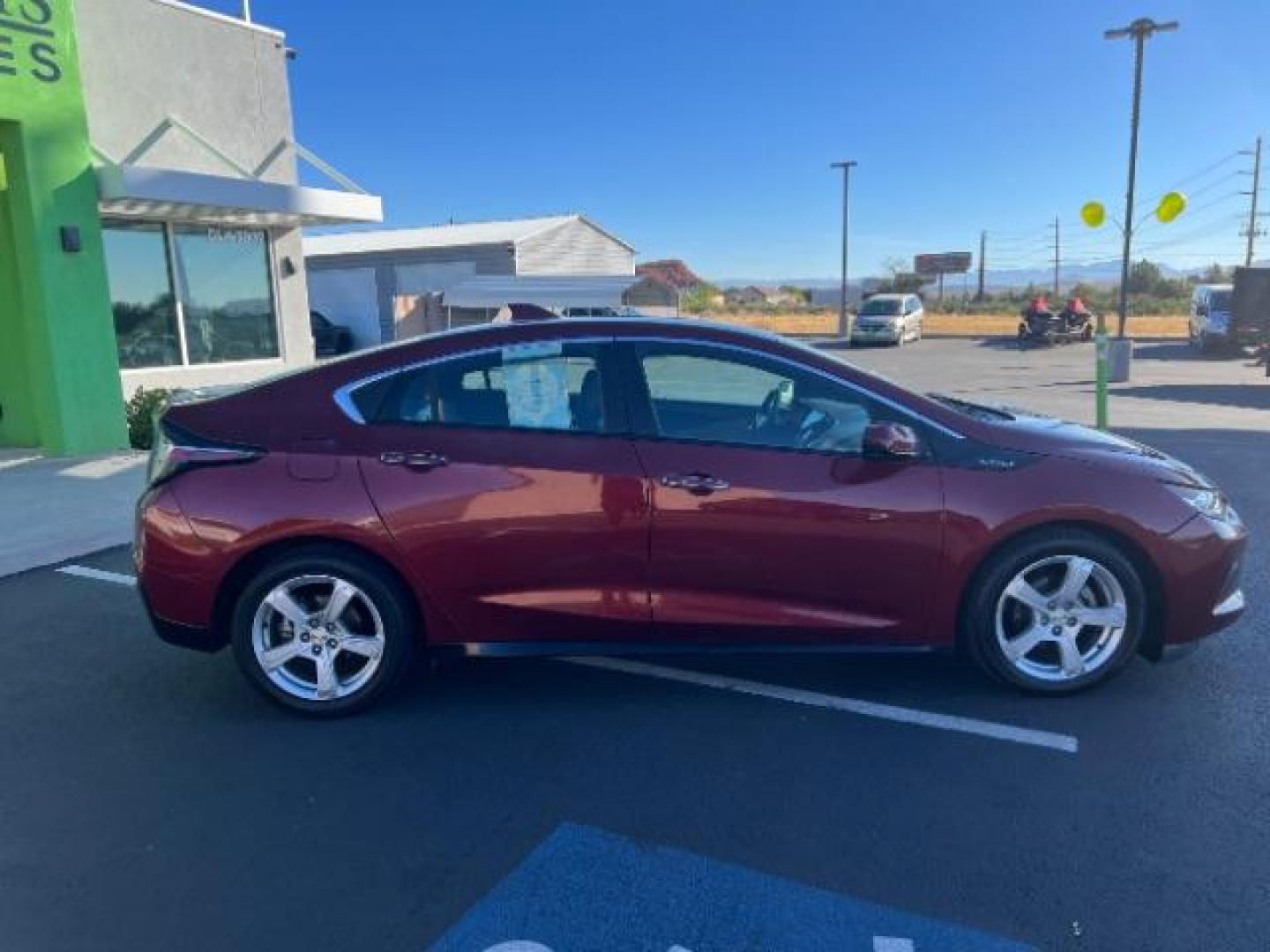 2017 Siren Red Tintcoat /Jet Black/Brandy, leather Chevrolet Volt Premier (1G1RD6S55HU) with an 1.5L L4 DOHC 16V PLUG-IN HYBRID engine, Continuously Variable Transmission transmission, located at 1865 East Red Hills Pkwy, St. George, 84770, (435) 628-0023, 37.120850, -113.543640 - ***This vehicle qualifies for the EV/Hybrid tax rebate of up to $4,000*** We are setup with the IRS to recieve direct payments within 72 hours. We file the rebate online with IRS and can credit it to your down payment, reduce the sales price OR give you cashback!! These cars will not last and can o - Photo#7