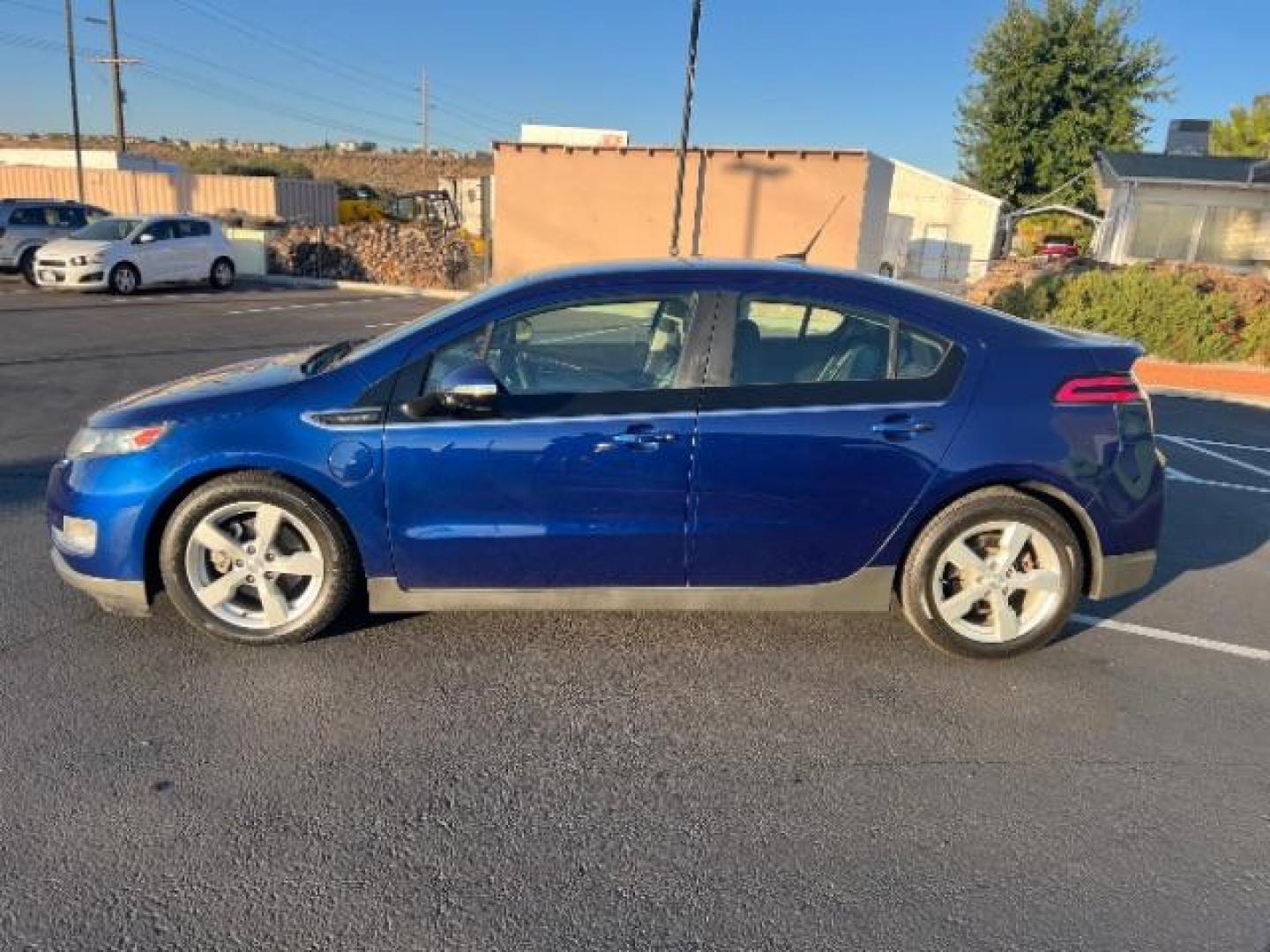 2013 Blue /Black Interior Chevrolet Volt Premium w/ Navigation and LEP (1G1RH6E4XDU) with an 1.4L L4 DOHC 16V PLUG-IN HYBRID engine, Continuously Variable Transmission transmission, located at 1865 East Red Hills Pkwy, St. George, 84770, (435) 628-0023, 37.120850, -113.543640 - ***This vehicle qualifies for the EV/Hybrid tax rebate of up to $4,000*** We are setup with the IRS to recieve direct payments within 72 hours. We file the rebate online with IRS and can credit it to your down payment, reduce the sales price OR give you cashback!! These cars will not last and can o - Photo#3