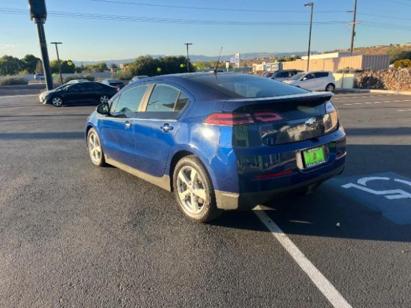 2013 Blue /Black Interior Chevrolet Volt Premium w/ Navigation and LEP (1G1RH6E4XDU) with an 1.4L L4 DOHC 16V PLUG-IN HYBRID engine, Continuously Variable Transmission transmission, located at 1865 East Red Hills Pkwy, St. George, 84770, (435) 628-0023, 37.120850, -113.543640 - ***This vehicle qualifies for the EV/Hybrid tax rebate of up to $4,000*** We are setup with the IRS to recieve direct payments within 72 hours. We file the rebate online with IRS and can credit it to your down payment, reduce the sales price OR give you cashback!! These cars will not last and can o - Photo#4