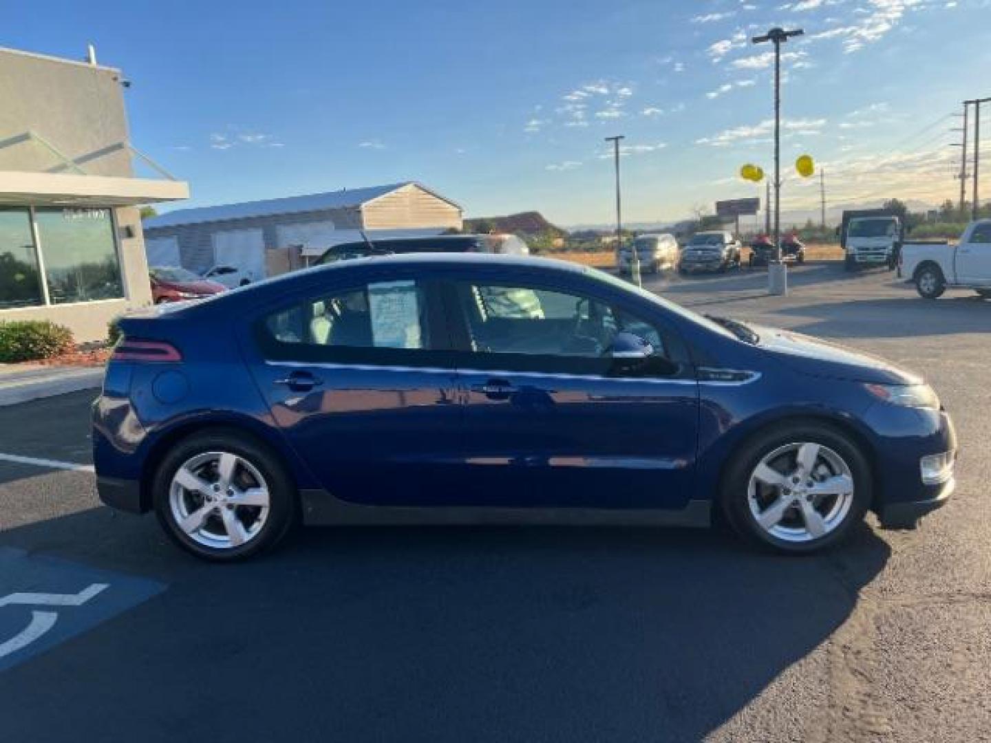 2013 Blue /Black Interior Chevrolet Volt Premium w/ Navigation and LEP (1G1RH6E4XDU) with an 1.4L L4 DOHC 16V PLUG-IN HYBRID engine, Continuously Variable Transmission transmission, located at 1865 East Red Hills Pkwy, St. George, 84770, (435) 628-0023, 37.120850, -113.543640 - ***This vehicle qualifies for the EV/Hybrid tax rebate of up to $4,000*** We are setup with the IRS to recieve direct payments within 72 hours. We file the rebate online with IRS and can credit it to your down payment, reduce the sales price OR give you cashback!! These cars will not last and can o - Photo#7