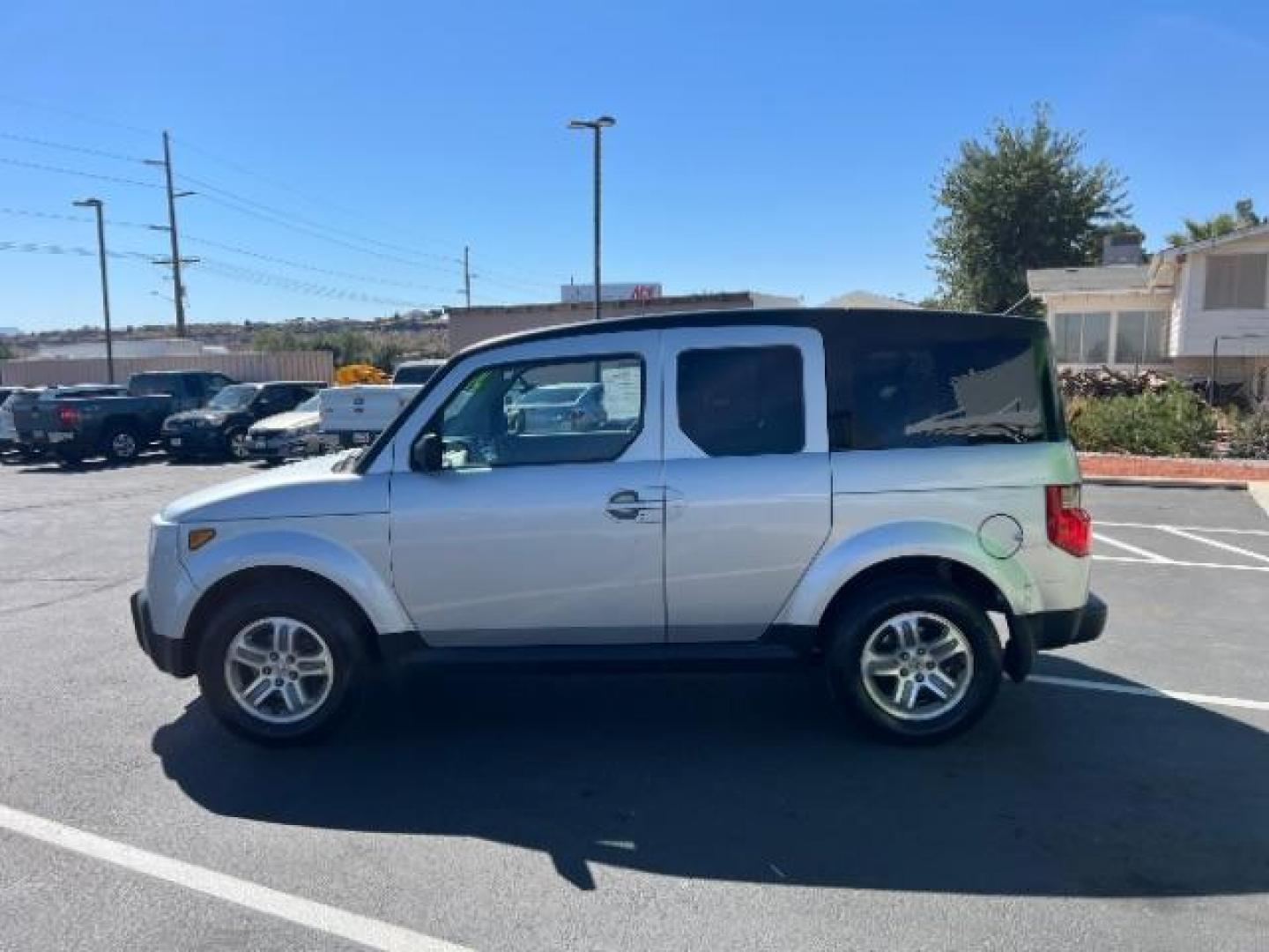 2007 Alabaster Silver Metallic /Gray/Black Cloth Interior Honda Element EX 4WD AT (5J6YH28727L) with an 2.4L L4 DOHC 16V engine, 5-Speed Automatic transmission, located at 1865 East Red Hills Pkwy, St. George, 84770, (435) 628-0023, 37.120850, -113.543640 - We specialize in helping ALL people get the best financing available. No matter your credit score, good, bad or none we can get you an amazing rate. Had a bankruptcy, divorce, or repossessions? We give you the green light to get your credit back on the road. Low down and affordable payments that fit - Photo#3