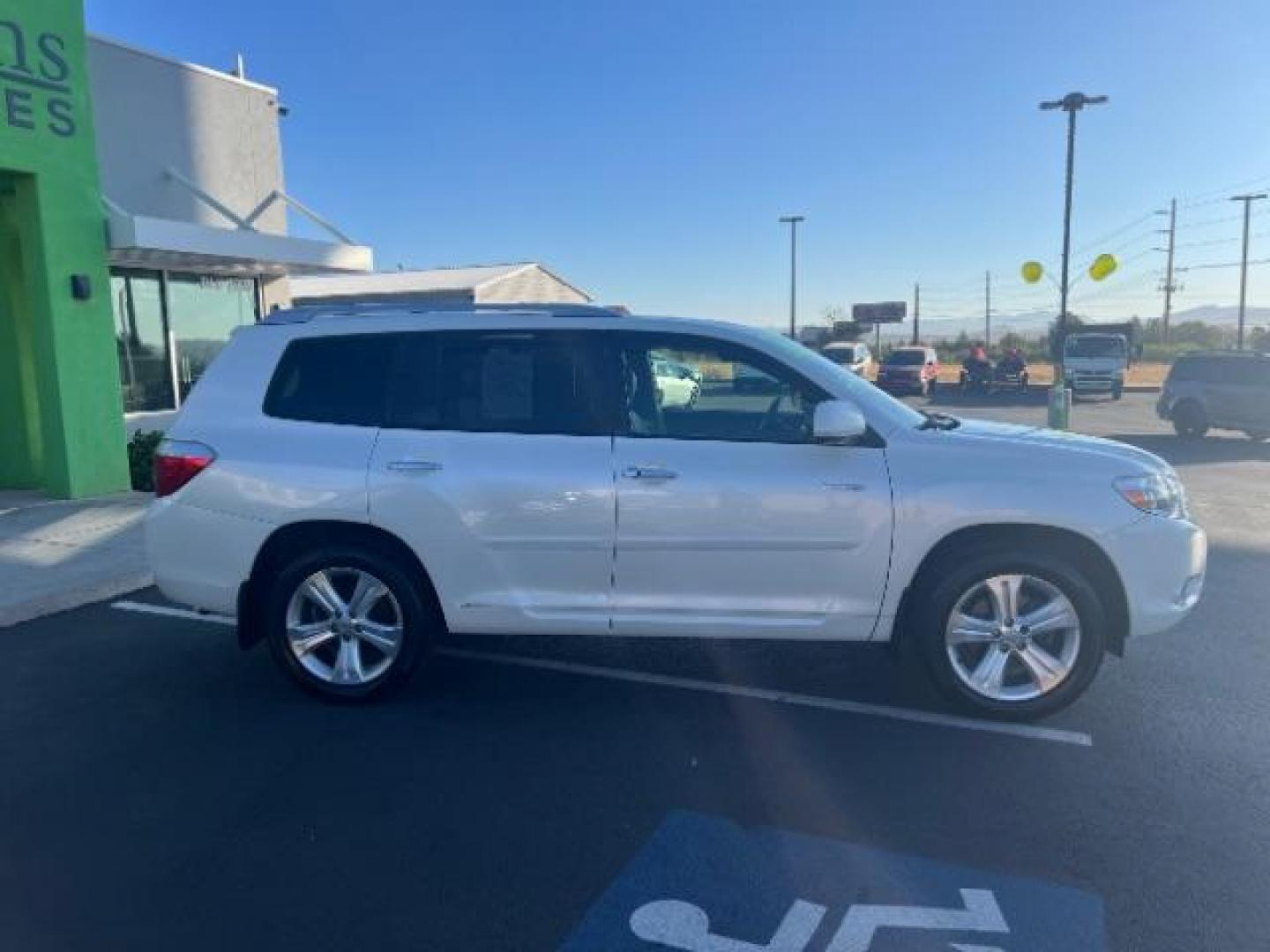 2008 Cypress Pearl /Sand Beige Leather Interior Toyota Highlander Limited 4WD (JTEES42A682) with an 3.5L V6 DOHC 24V engine, 5-Speed Automatic transmission, located at 1865 East Red Hills Pkwy, St. George, 84770, (435) 628-0023, 37.120850, -113.543640 - We specialize in helping ALL people get the best financing available. No matter your credit score, good, bad or none we can get you an amazing rate. Had a bankruptcy, divorce, or repossessions? We give you the green light to get your credit back on the road. Low down and affordable payments that fit - Photo#7