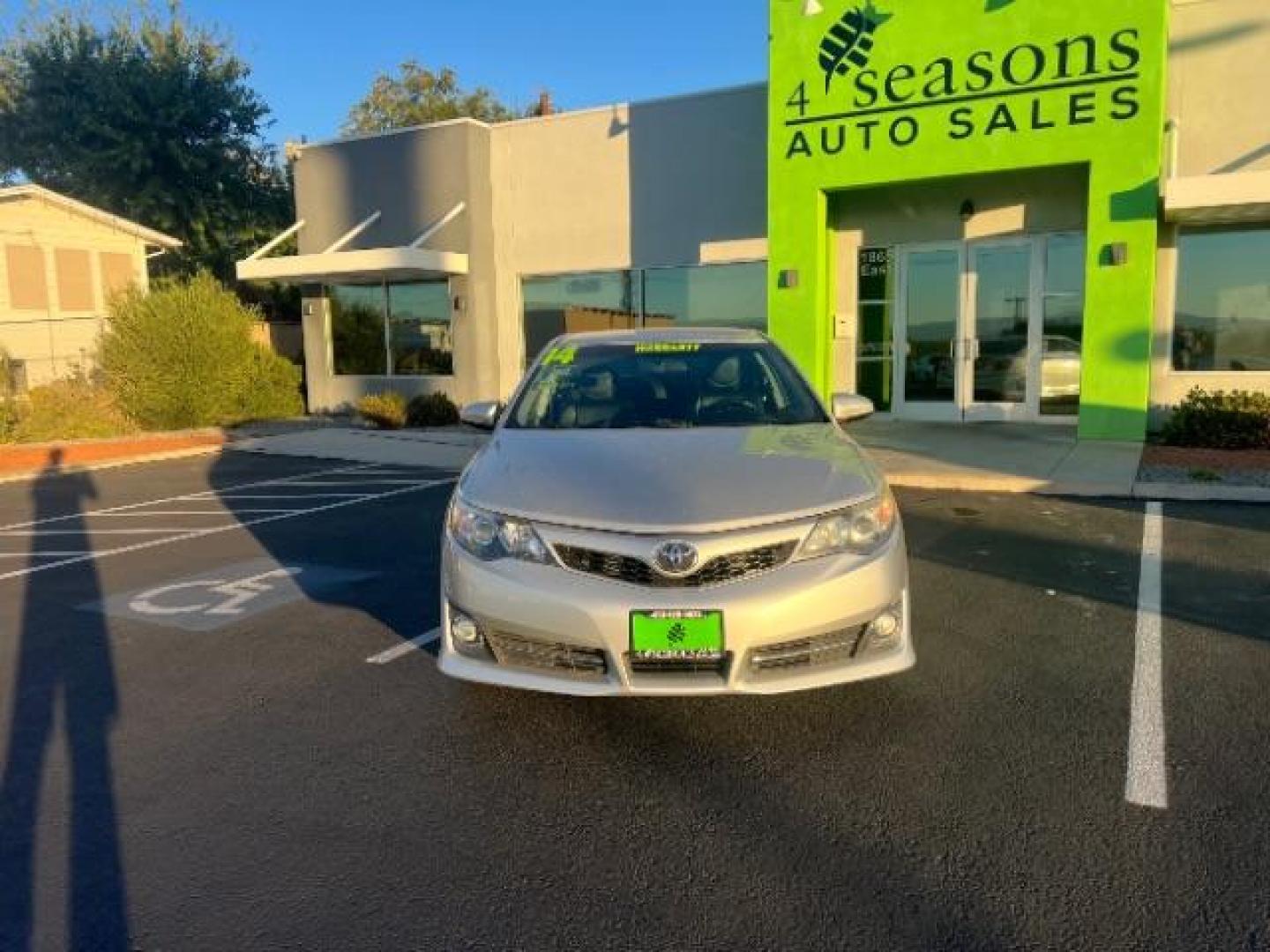 2014 Classic Silver Metallic /Black Toyota Camry SE (4T1BF1FK8EU) with an 2.5L L4 DOHC 16V engine, 6-Speed Automatic transmission, located at 940 North Main Street, Cedar City, UT, 84720, (435) 628-0023, 37.692936, -113.061897 - We specialize in helping ALL people get the best financing available. No matter your credit score, good, bad or none we can get you an amazing rate. Had a bankruptcy, divorce, or repossessions? We give you the green light to get your credit back on the road. Low down and affordable payments that fit - Photo#1