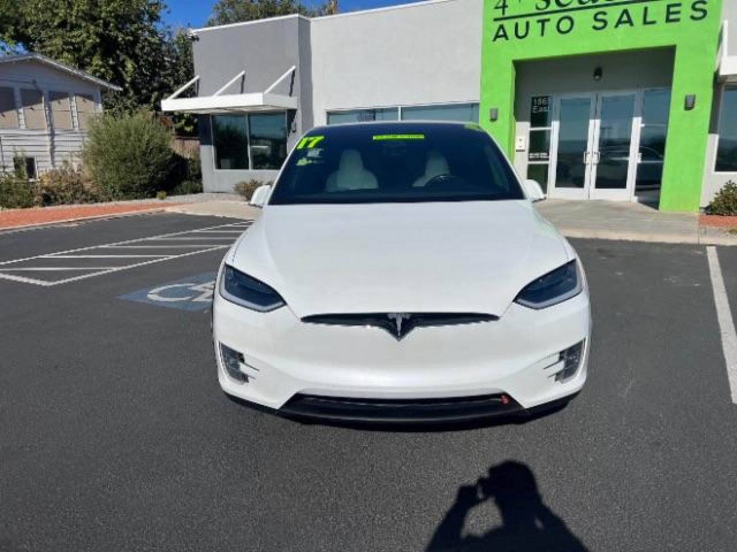 2017 Pearl White Multi-Coat /White, leather Tesla Model X 100D (5YJXCBE26HF) with an ELECTRIC engine, 1-Speed Automatic transmission, located at 1865 East Red Hills Pkwy, St. George, 84770, (435) 628-0023, 37.120850, -113.543640 - 100D with Unlimited milage warranty on batter and motor. 6 Seats, White on white. Excellent Condition. ***This vehicle qualifies for the EV/Hybrid tax rebate of up to $4,000*** We are setup with the IRS to recieve direct payments within 72 hours. We file the rebate online with IRS and can credit - Photo#1