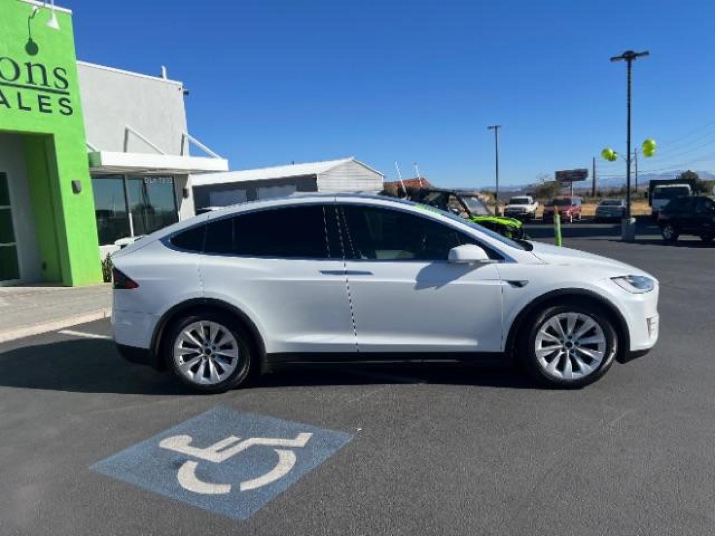 2017 Pearl White Multi-Coat /White, leather Tesla Model X 100D (5YJXCBE26HF) with an ELECTRIC engine, 1-Speed Automatic transmission, located at 1865 East Red Hills Pkwy, St. George, 84770, (435) 628-0023, 37.120850, -113.543640 - 100D with Unlimited milage warranty on batter and motor. 6 Seats, White on white. Excellent Condition. ***This vehicle qualifies for the EV/Hybrid tax rebate of up to $4,000*** We are setup with the IRS to recieve direct payments within 72 hours. We file the rebate online with IRS and can credit - Photo#7