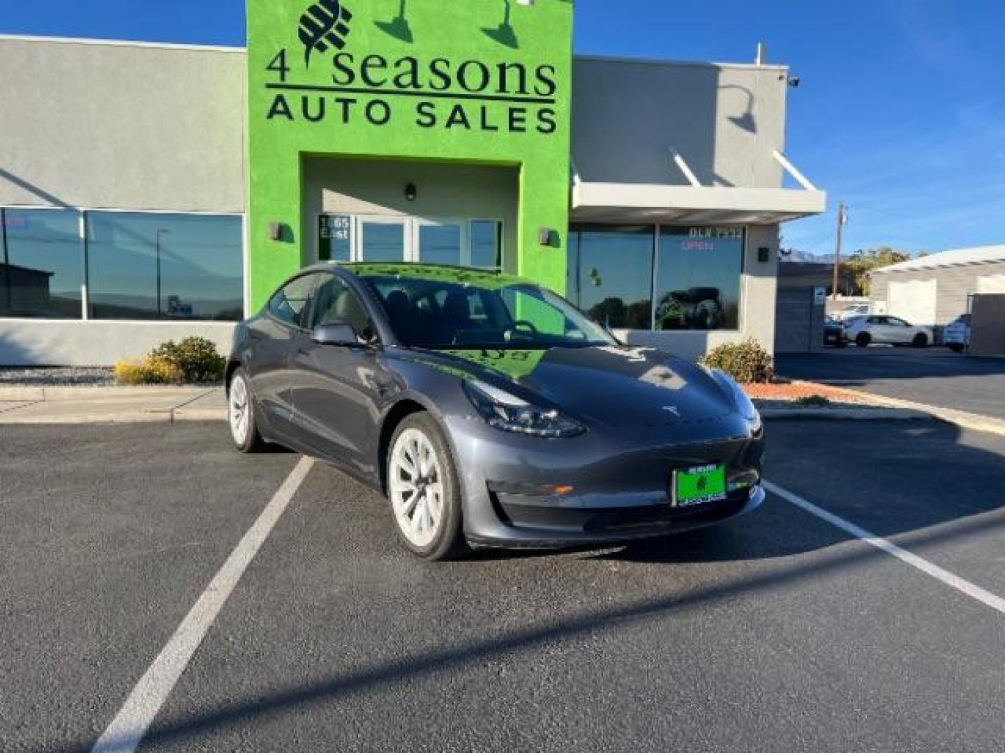 2022 Midnight Silver Metallic /All Black Tesla Model 3 Standard Range Plus (5YJ3E1EA9NF) with an ELECTRIC engine, 1-Speed Automatic transmission, located at 1865 East Red Hills Pkwy, St. George, 84770, (435) 628-0023, 37.120850, -113.543640 - Get additional $4k off the list price. *****QUALIFIES FOR EV TAX REBATE******** We are setup with IRS to file your tax rebate and get you a refund with in 72 hours. Take as cash or use as down payment. Check out the IRS website to be sure you qualify. Great condition, This has the LFP (iron) batte - Photo#0