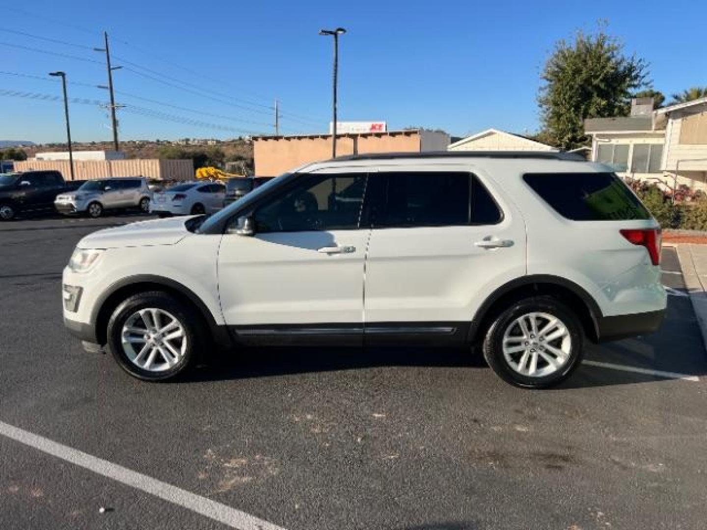 2016 White Platinum Metallic Tri-coat /Ebony Black, cloth Ford Explorer XLT FWD (1FM5K7D88GG) with an 3.5L V6 DOHC 24V engine, 6-Speed Automatic transmission, located at 1865 East Red Hills Pkwy, St. George, 84770, (435) 628-0023, 37.120850, -113.543640 - We specialize in helping ALL people get the best financing available. No matter your credit score, good, bad or none we can get you an amazing rate. Had a bankruptcy, divorce, or repossessions? We give you the green light to get your credit back on the road. Low down and affordable payments that fit - Photo#3