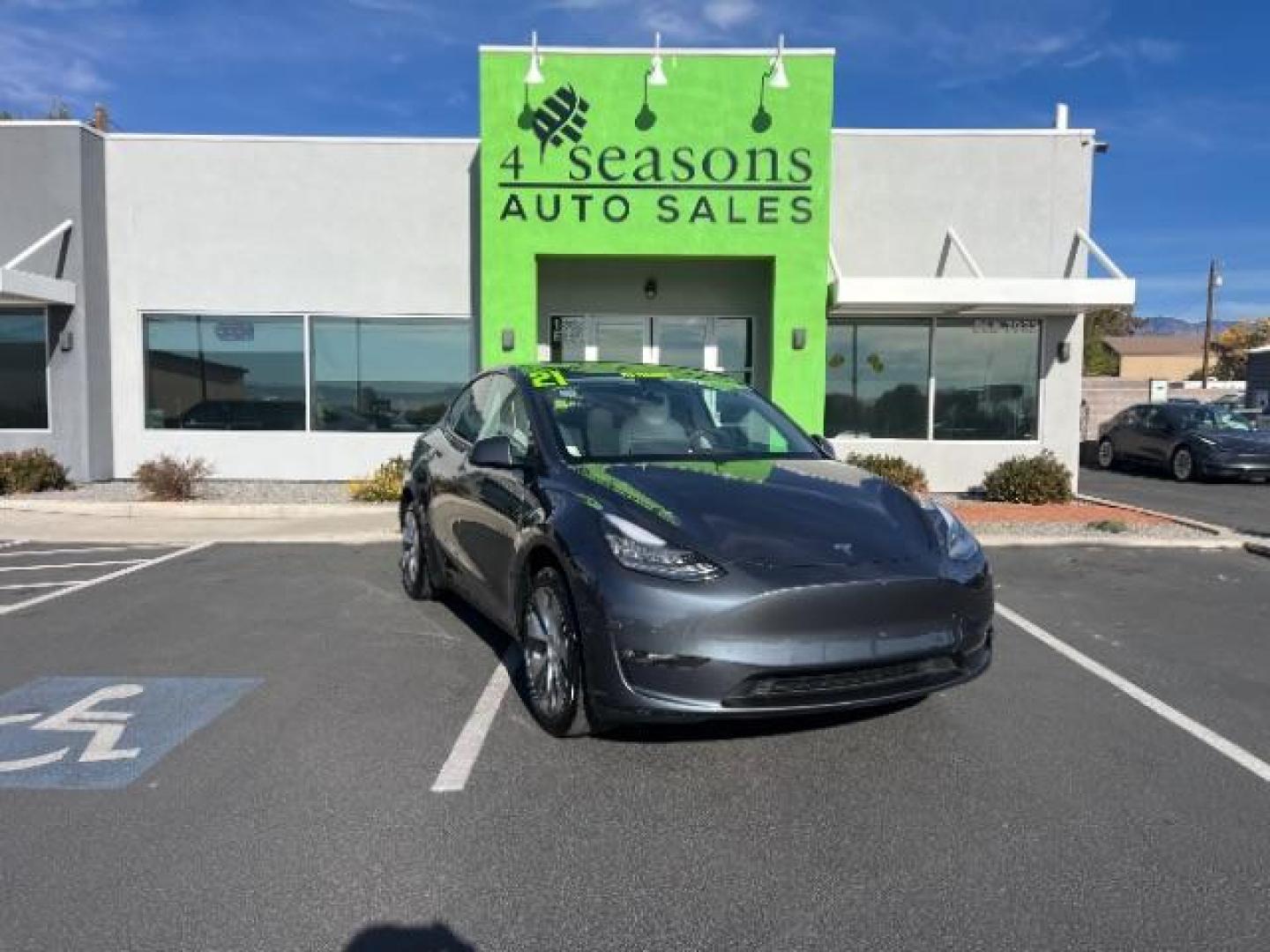 2021 Midnight Silver Metallic /Black and White Tesla Model Y Standard (5YJYGDED0MF) with an ELECTRIC engine, 1-Speed Automatic transmission, located at 1865 East Red Hills Pkwy, St. George, 84770, (435) 628-0023, 37.120850, -113.543640 - Great condition, Stadard Range of 250+ on a charge. Warranty on battery and Motor up to 8years and 100k miles We are your local Tesla experts. Education, Repairs, Special Orders 4 Seasons Auto 435-628-0023 DL #7932 - Photo#0