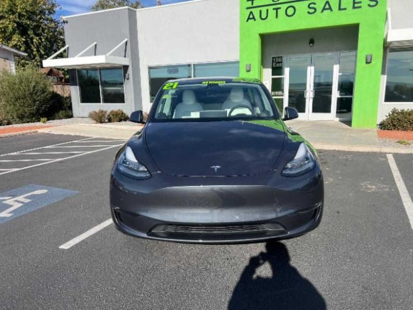 2021 Midnight Silver Metallic /Black and White Tesla Model Y Standard (5YJYGDED0MF) with an ELECTRIC engine, 1-Speed Automatic transmission, located at 1865 East Red Hills Pkwy, St. George, 84770, (435) 628-0023, 37.120850, -113.543640 - Great condition, Stadard Range of 250+ on a charge. Warranty on battery and Motor up to 8years and 100k miles We are your local Tesla experts. Education, Repairs, Special Orders 4 Seasons Auto 435-628-0023 DL #7932 - Photo#1