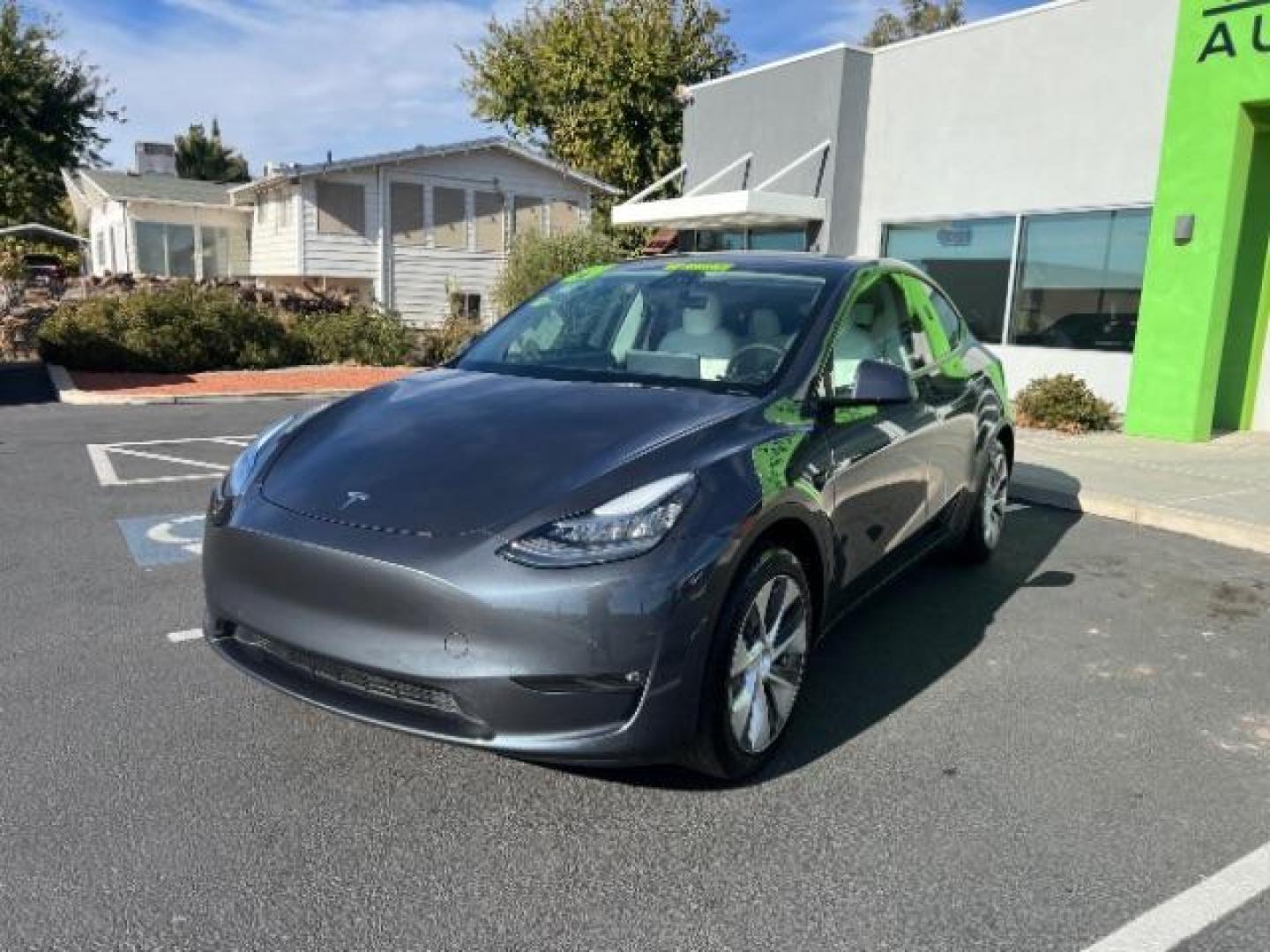 2021 Midnight Silver Metallic /Black and White Tesla Model Y Standard (5YJYGDED0MF) with an ELECTRIC engine, 1-Speed Automatic transmission, located at 1865 East Red Hills Pkwy, St. George, 84770, (435) 628-0023, 37.120850, -113.543640 - Great condition, Stadard Range of 250+ on a charge. Warranty on battery and Motor up to 8years and 100k miles We are your local Tesla experts. Education, Repairs, Special Orders 4 Seasons Auto 435-628-0023 DL #7932 - Photo#2