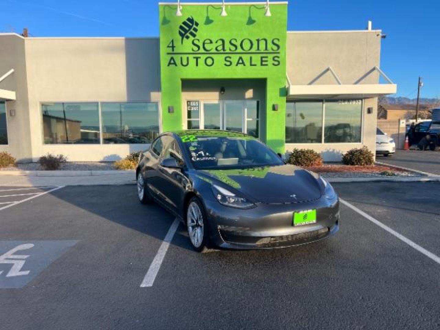 2022 Midnight Silver Metallic /All Black Tesla Model 3 Standard Range Plus (5YJ3E1EA9NF) with an ELECTRIC engine, 1-Speed Automatic transmission, located at 1865 East Red Hills Pkwy, St. George, 84770, (435) 628-0023, 37.120850, -113.543640 - Get additional $4k off the list price. *****QUALIFIES FOR EV TAX REBATE******** We are setup with IRS to file your tax rebate and get you a refund with in 72 hours. Take as cash or use as down payment. Check out the IRS website to be sure you qualify. Great condition, This has the LFP (iron) batte - Photo#2