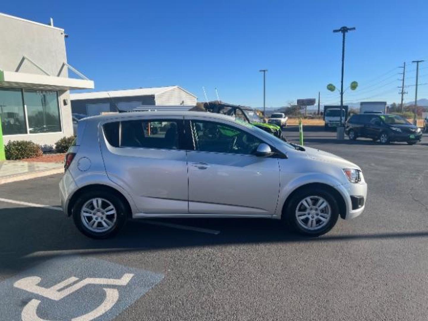 2013 Silver Ice Metallic /Dark Pewter/Dark Titanium Cloth Interior Chevrolet Sonic LT Auto 5-Door (1G1JC6SG9D4) with an 1.8L L4 DOHC 24V engine, 6-Speed Automatic transmission, located at 940 North Main Street, Cedar City, UT, 84720, (435) 628-0023, 37.692936, -113.061897 - We specialize in helping ALL people get the best financing available. No matter your credit score, good, bad or none we can get you an amazing rate. Had a bankruptcy, divorce, or repossessions? We give you the green light to get your credit back on the road. Low down and affordable payments that fit - Photo#7