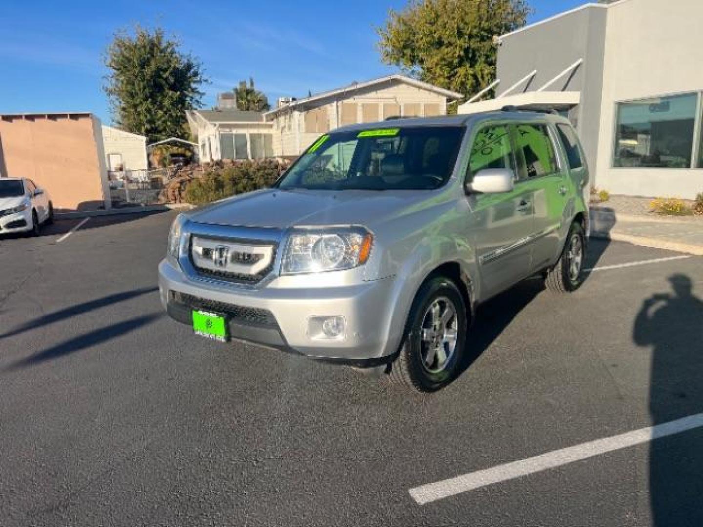 2011 Alabaster Silver Metallic /Black Leather Interior Honda Pilot Touring 4WD 5-Spd AT with DVD (5FNYF4H98BB) with an 3.5L V6 SOHC 24V engine, 5-Speed Automatic transmission, located at 940 North Main Street, Cedar City, UT, 84720, (435) 628-0023, 37.692936, -113.061897 - We specialize in helping ALL people get the best financing available. No matter your credit score, good, bad or none we can get you an amazing rate. Had a bankruptcy, divorce, or repossessions? We give you the green light to get your credit back on the road. Low down and affordable payments that fit - Photo#2