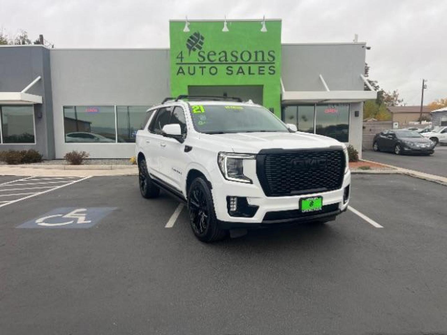 2021 White /Black Leather Interior GMC Yukon Denali 4WD (1GKS2DKL7MR) with an 6.2L V8 OHV 16V engine, 10-Speed Automatic transmission, located at 1865 East Red Hills Pkwy, St. George, 84770, (435) 628-0023, 37.120850, -113.543640 - Very clean Denali, 4x4, Adaptive Cruise, Pano sunroof, Great tires, Floormats, 7 Seater. Bank and credit union financing available. - Photo#0