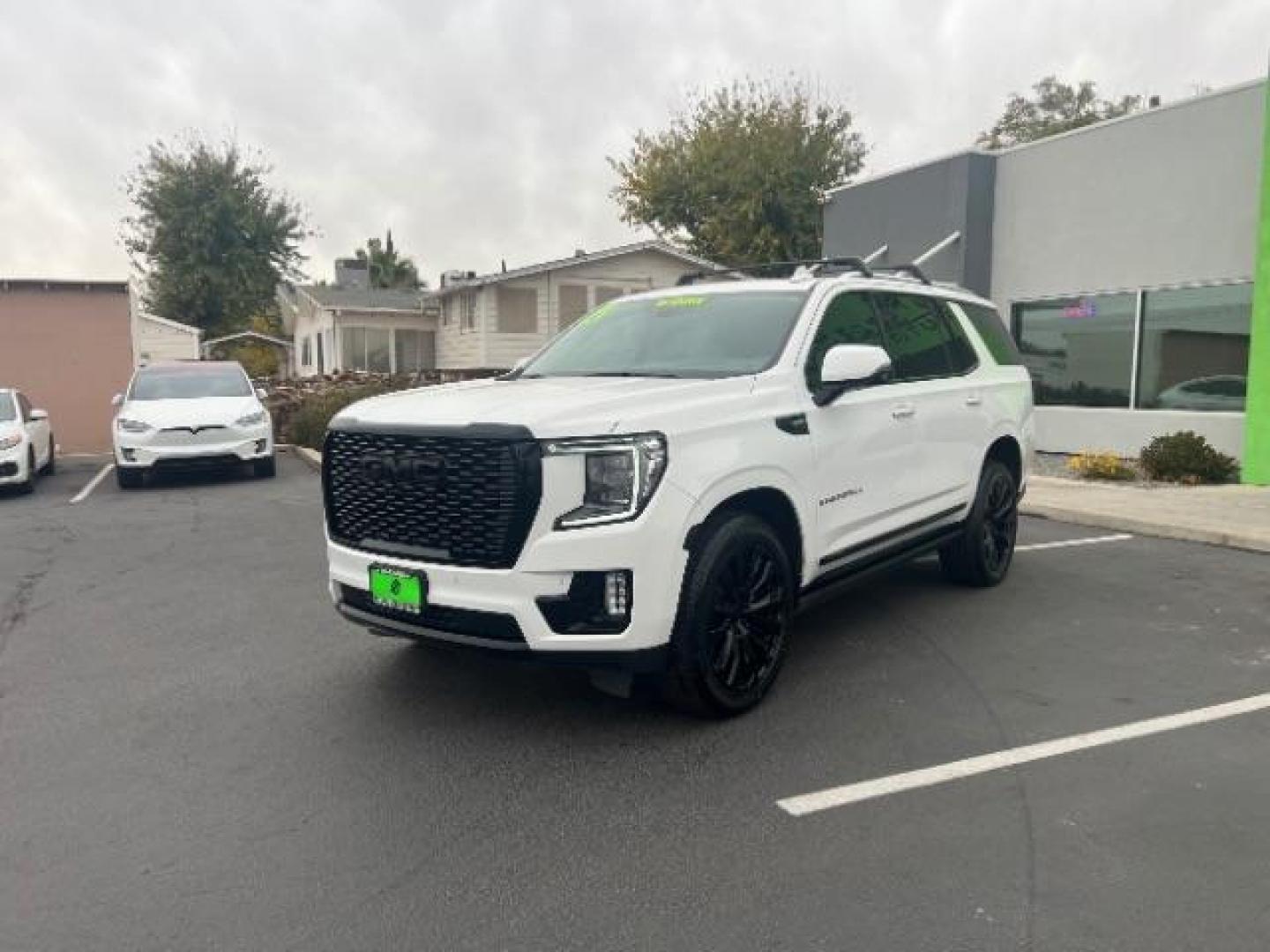 2021 White /Black Leather Interior GMC Yukon Denali 4WD (1GKS2DKL7MR) with an 6.2L V8 OHV 16V engine, 10-Speed Automatic transmission, located at 1865 East Red Hills Pkwy, St. George, 84770, (435) 628-0023, 37.120850, -113.543640 - Very clean Denali, 4x4, Adaptive Cruise, Pano sunroof, Great tires, Floormats, 7 Seater. Bank and credit union financing available. - Photo#2