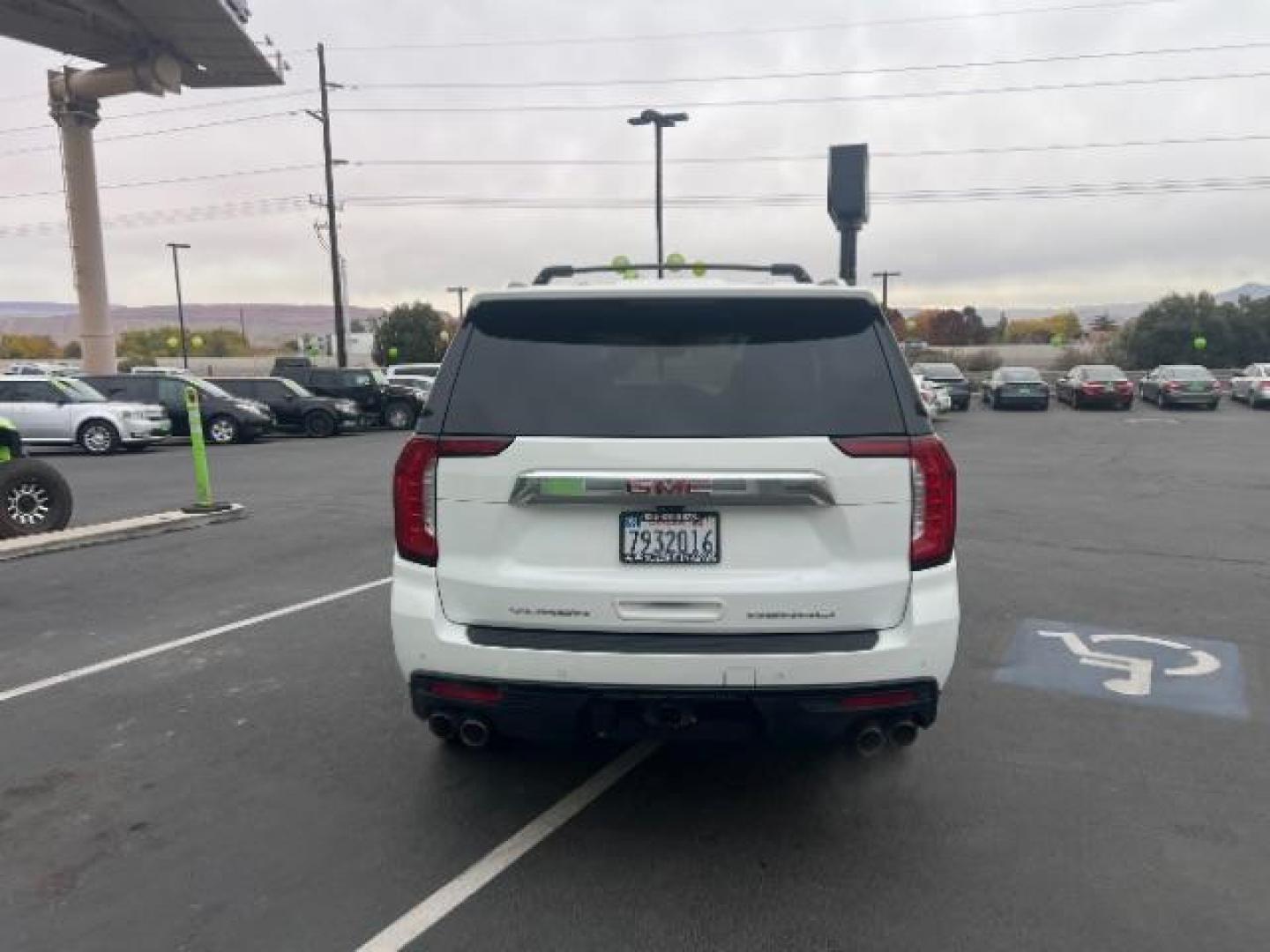 2021 White /Black Leather Interior GMC Yukon Denali 4WD (1GKS2DKL7MR) with an 6.2L V8 OHV 16V engine, 10-Speed Automatic transmission, located at 1865 East Red Hills Pkwy, St. George, 84770, (435) 628-0023, 37.120850, -113.543640 - Very clean Denali, 4x4, Adaptive Cruise, Pano sunroof, Great tires, Floormats, 7 Seater. Bank and credit union financing available. - Photo#5