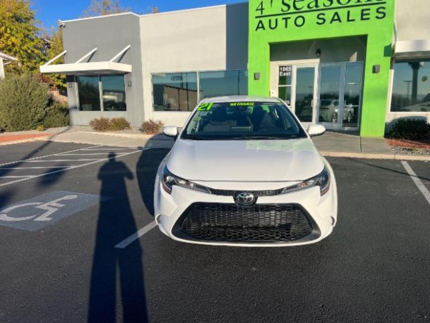 2021 White /Black Interior Toyota Corolla LE (5YFEPMAE4MP) with an 1.8L L4 DOHC 16V engine, Continuously Variable Transmission transmission, located at 1865 East Red Hills Pkwy, St. George, 84770, (435) 628-0023, 37.120850, -113.543640 - We specialize in helping ALL people get the best financing available. No matter your credit score, good, bad or none we can get you an amazing rate. Had a bankruptcy, divorce, or repossessions? We give you the green light to get your credit back on the road. Low down and affordable payments that fit - Photo#1