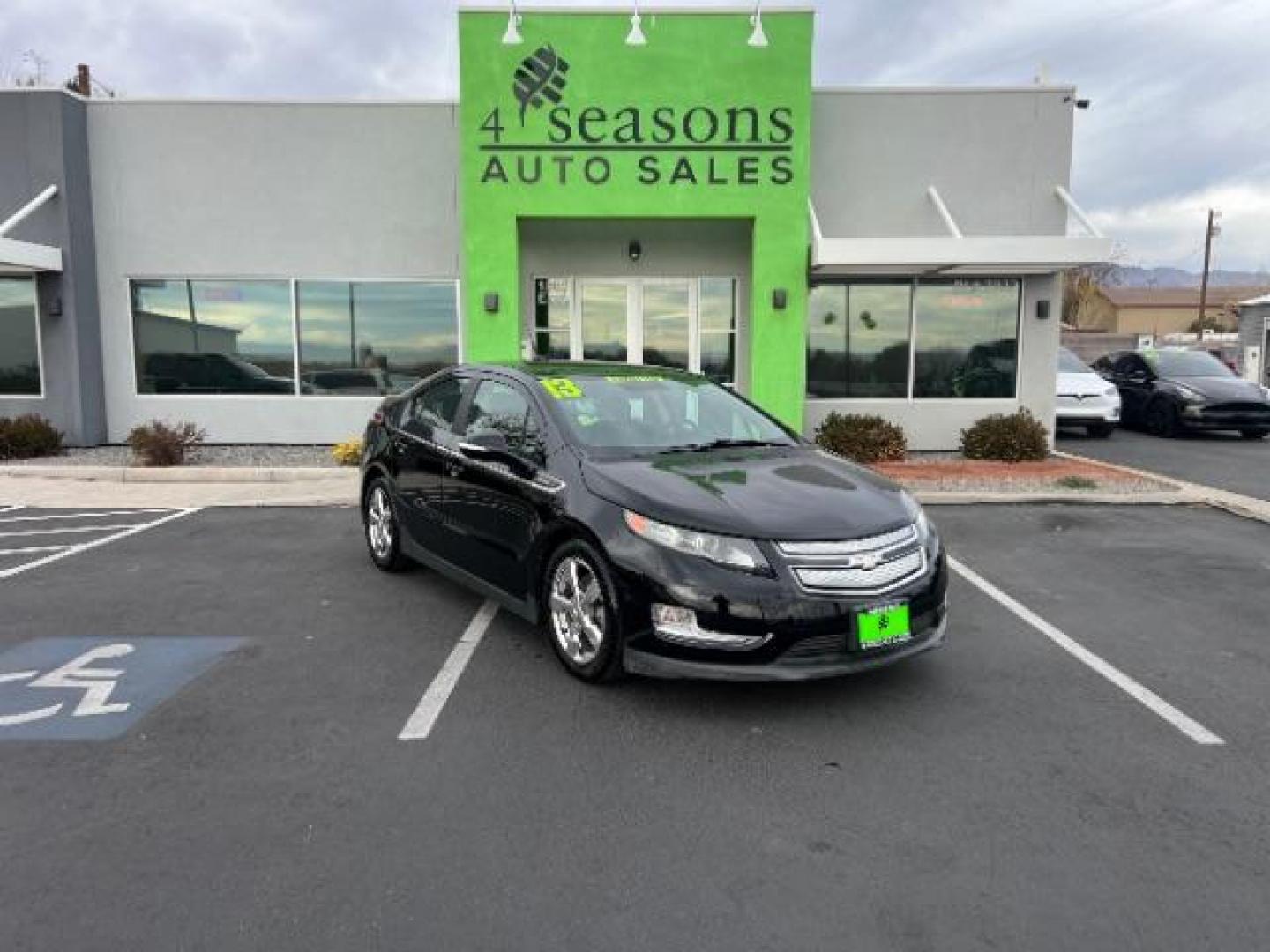 2013 Black /Jet Blk Seats/Ceramic Wh Chevrolet Volt Premium w/ Navigation (1G1RD6E48DU) with an 1.4L L4 DOHC 16V PLUG-IN HYBRID engine, Continuously Variable Transmission transmission, located at 1865 East Red Hills Pkwy, St. George, 84770, (435) 628-0023, 37.120850, -113.543640 - ***This vehicle qualifies for the EV/Hybrid tax rebate of up to $4,000*** We are setup with the IRS to recieve direct payments within 72 hours. We file the rebate online with IRS and can credit it to your down payment, reduce the sales price OR give you cashback!! These cars will not last and can o - Photo#0