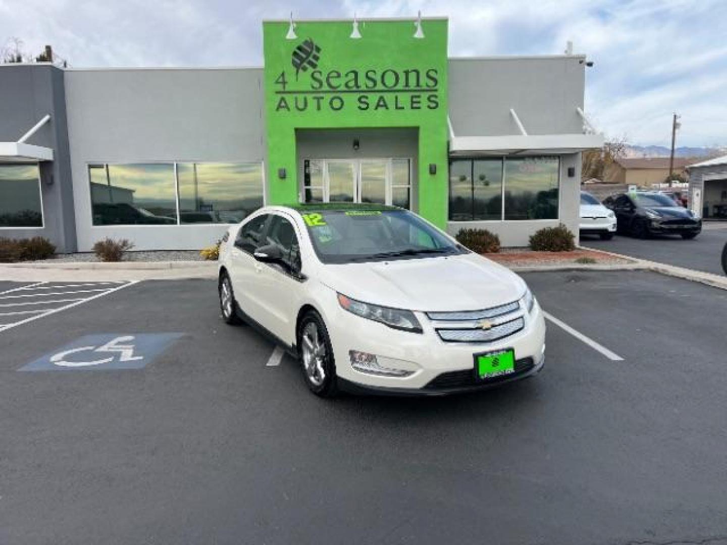 2012 White Diamond Tricoat /Jet Black and Ceramic White Leather Interior Chevrolet Volt Premium w/ Navigation and LEP (1G1RH6E40CU) with an 1.4L L4 DOHC 16V PLUG-IN HYBRID engine, Continuously Variable Transmission transmission, located at 1865 East Red Hills Pkwy, St. George, 84770, (435) 628-0023, 37.120850, -113.543640 - ***This vehicle qualifies for the EV/Hybrid tax rebate of up to $4,000*** We are setup with the IRS to recieve direct payments within 72 hours. We file the rebate online with IRS and can credit it to your down payment, reduce the sales price OR give you cashback!! These cars will not last and can o - Photo#0