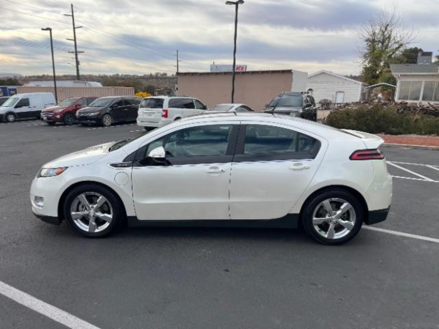 2012 White Diamond Tricoat /Jet Black and Ceramic White Leather Interior Chevrolet Volt Premium w/ Navigation and LEP (1G1RH6E40CU) with an 1.4L L4 DOHC 16V PLUG-IN HYBRID engine, Continuously Variable Transmission transmission, located at 1865 East Red Hills Pkwy, St. George, 84770, (435) 628-0023, 37.120850, -113.543640 - ***This vehicle qualifies for the EV/Hybrid tax rebate of up to $4,000*** We are setup with the IRS to recieve direct payments within 72 hours. We file the rebate online with IRS and can credit it to your down payment, reduce the sales price OR give you cashback!! These cars will not last and can o - Photo#3