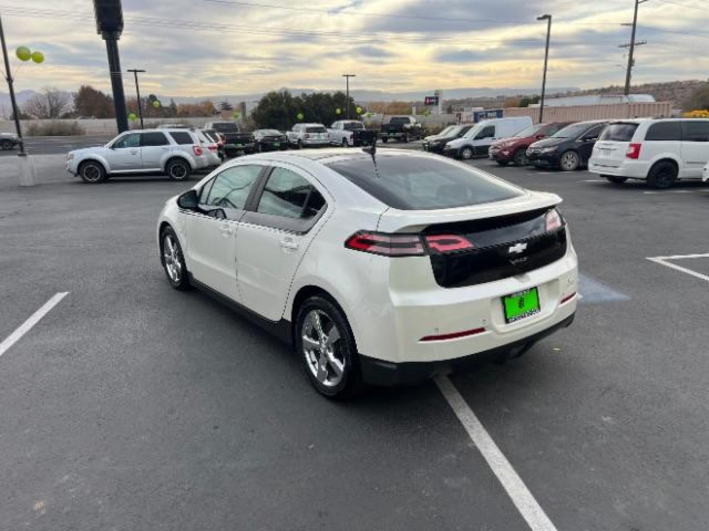 2012 White Diamond Tricoat /Jet Black and Ceramic White Leather Interior Chevrolet Volt Premium w/ Navigation and LEP (1G1RH6E40CU) with an 1.4L L4 DOHC 16V PLUG-IN HYBRID engine, Continuously Variable Transmission transmission, located at 1865 East Red Hills Pkwy, St. George, 84770, (435) 628-0023, 37.120850, -113.543640 - ***This vehicle qualifies for the EV/Hybrid tax rebate of up to $4,000*** We are setup with the IRS to recieve direct payments within 72 hours. We file the rebate online with IRS and can credit it to your down payment, reduce the sales price OR give you cashback!! These cars will not last and can o - Photo#4