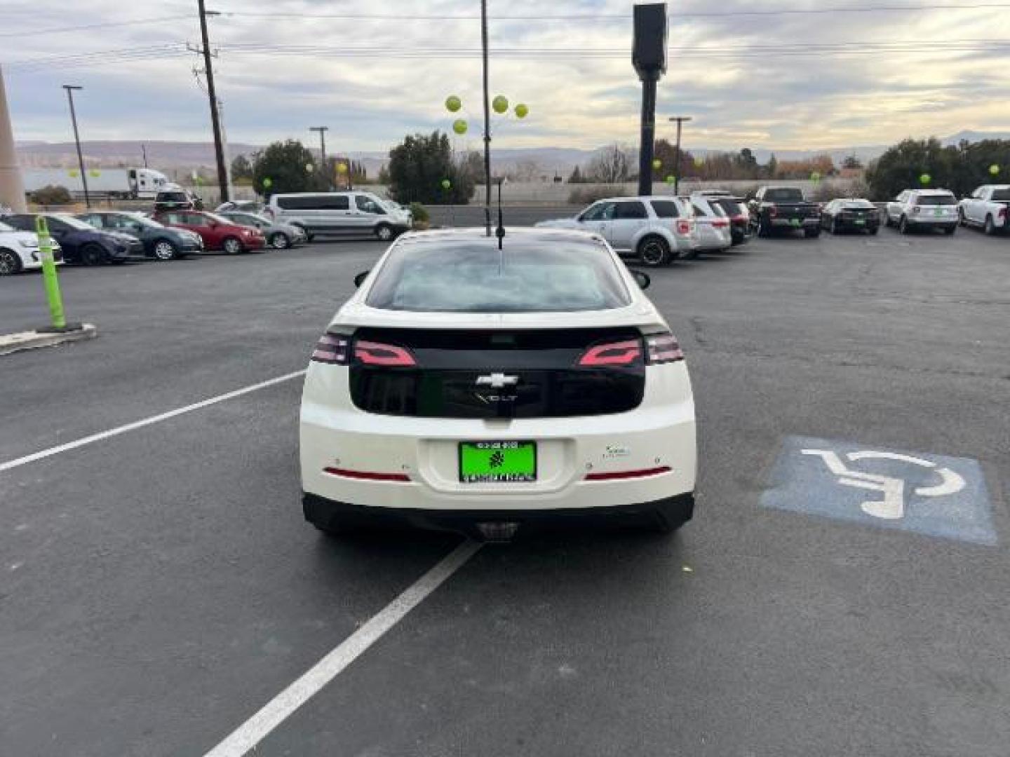 2012 White Diamond Tricoat /Jet Black and Ceramic White Leather Interior Chevrolet Volt Premium w/ Navigation and LEP (1G1RH6E40CU) with an 1.4L L4 DOHC 16V PLUG-IN HYBRID engine, Continuously Variable Transmission transmission, located at 1865 East Red Hills Pkwy, St. George, 84770, (435) 628-0023, 37.120850, -113.543640 - ***This vehicle qualifies for the EV/Hybrid tax rebate of up to $4,000*** We are setup with the IRS to recieve direct payments within 72 hours. We file the rebate online with IRS and can credit it to your down payment, reduce the sales price OR give you cashback!! These cars will not last and can o - Photo#5