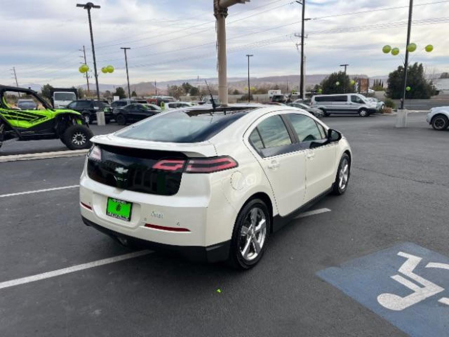 2012 White Diamond Tricoat /Jet Black and Ceramic White Leather Interior Chevrolet Volt Premium w/ Navigation and LEP (1G1RH6E40CU) with an 1.4L L4 DOHC 16V PLUG-IN HYBRID engine, Continuously Variable Transmission transmission, located at 1865 East Red Hills Pkwy, St. George, 84770, (435) 628-0023, 37.120850, -113.543640 - ***This vehicle qualifies for the EV/Hybrid tax rebate of up to $4,000*** We are setup with the IRS to recieve direct payments within 72 hours. We file the rebate online with IRS and can credit it to your down payment, reduce the sales price OR give you cashback!! These cars will not last and can o - Photo#6