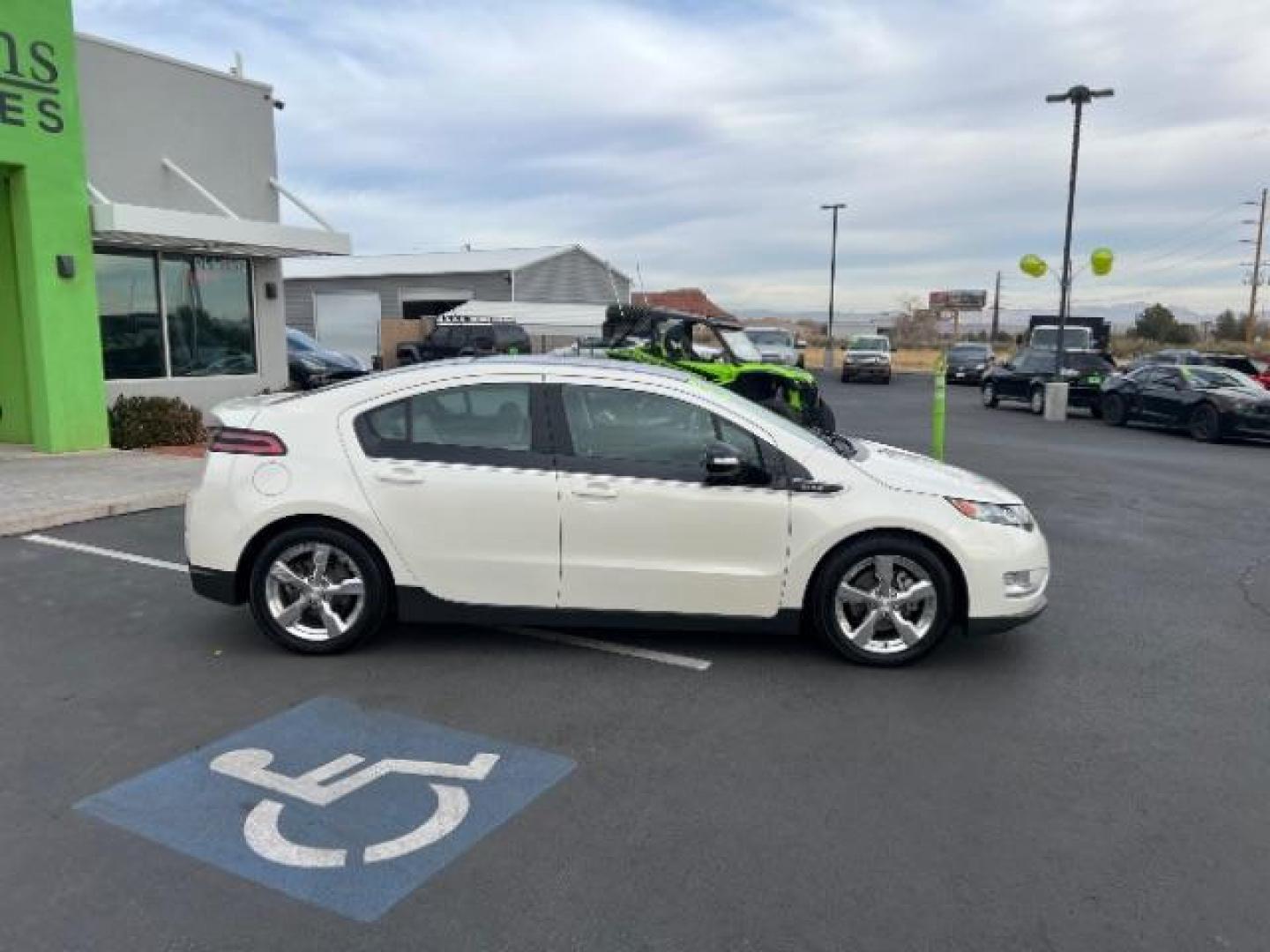 2012 White Diamond Tricoat /Jet Black and Ceramic White Leather Interior Chevrolet Volt Premium w/ Navigation and LEP (1G1RH6E40CU) with an 1.4L L4 DOHC 16V PLUG-IN HYBRID engine, Continuously Variable Transmission transmission, located at 1865 East Red Hills Pkwy, St. George, 84770, (435) 628-0023, 37.120850, -113.543640 - ***This vehicle qualifies for the EV/Hybrid tax rebate of up to $4,000*** We are setup with the IRS to recieve direct payments within 72 hours. We file the rebate online with IRS and can credit it to your down payment, reduce the sales price OR give you cashback!! These cars will not last and can o - Photo#7