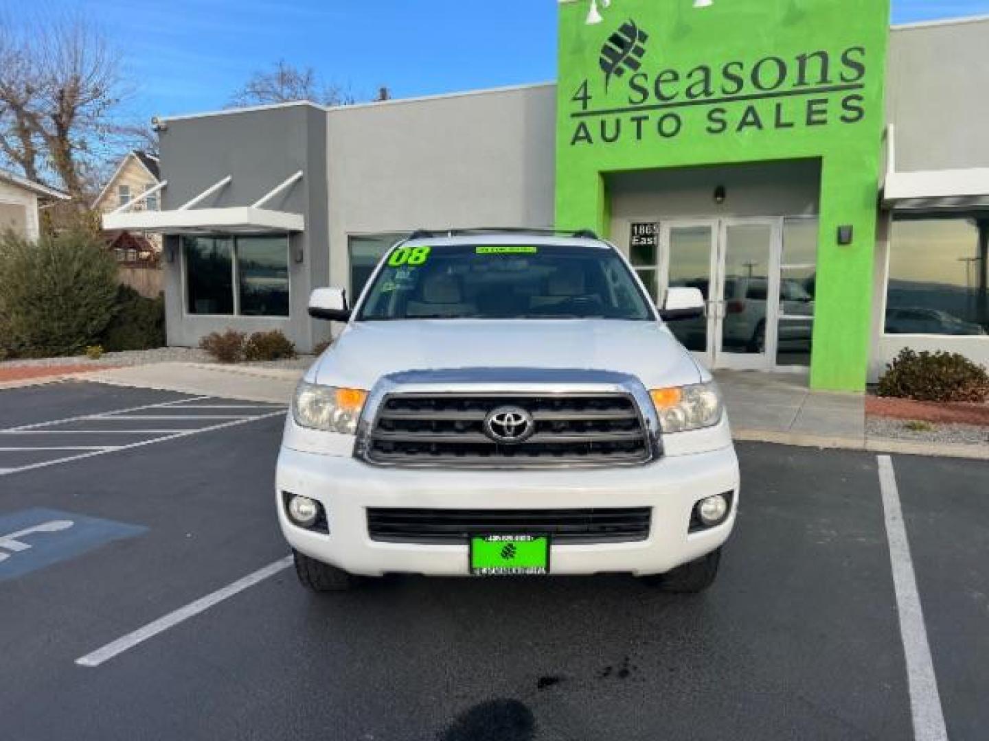 2008 Super White /Graphite Cloth Interior Toyota Sequoia SR5 5.7L 2WD (5TDZY64A18S) with an 4.7L V8 DOHC 32V engine, 6-Speed Automatic transmission, located at 1865 East Red Hills Pkwy, St. George, 84770, (435) 628-0023, 37.120850, -113.543640 - Photo#1