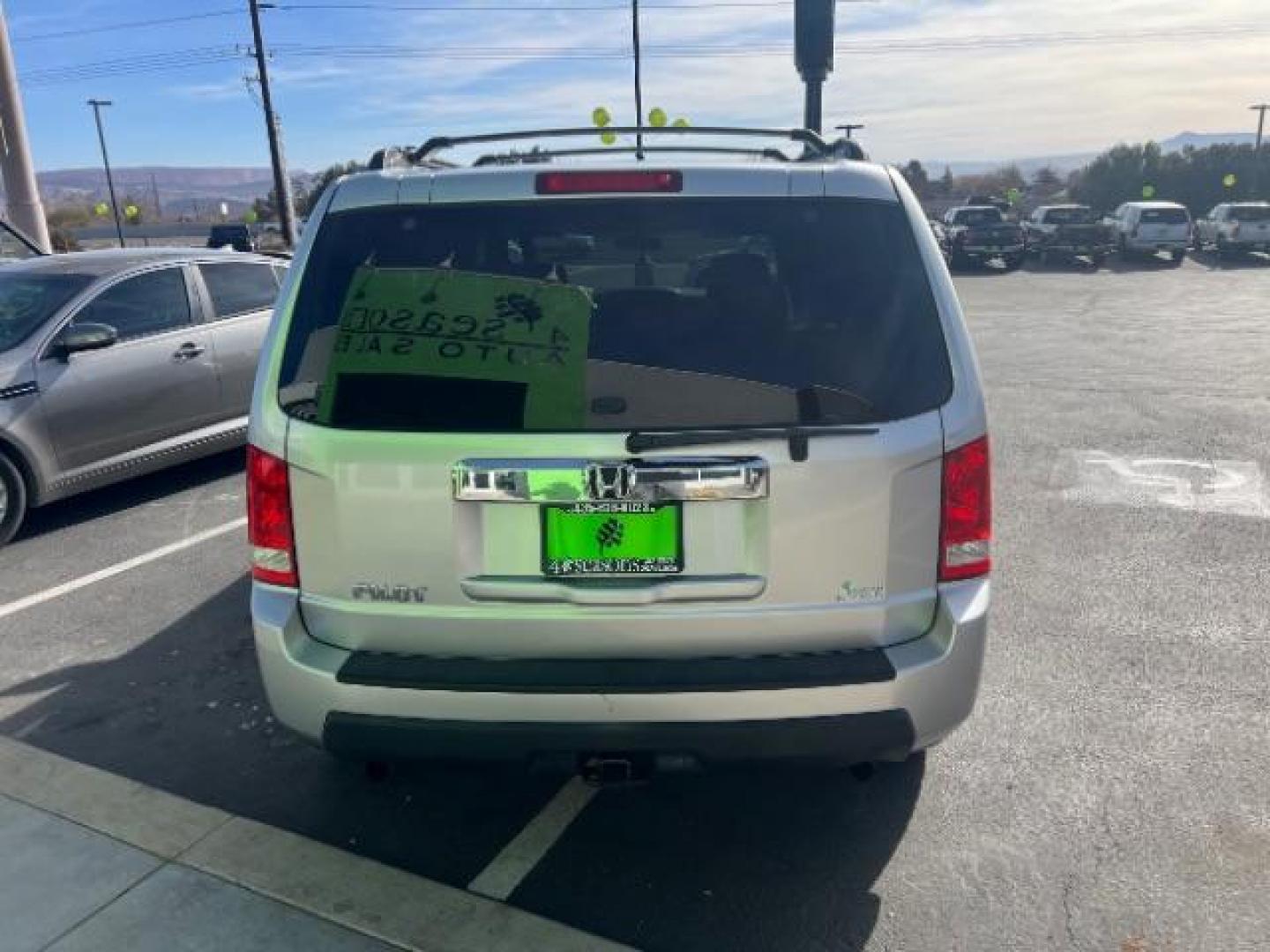 2011 Alabaster Silver Metallic /Black Cloth Interior Honda Pilot LX 2WD 5-Spd AT (5FNYF3H25BB) with an 3.5L V6 SOHC 24V engine, 5-Speed Automatic transmission, located at 1865 East Red Hills Pkwy, St. George, 84770, (435) 628-0023, 37.120850, -113.543640 - We specialize in helping ALL people get the best financing available. No matter your credit score, good, bad or none we can get you an amazing rate. Had a bankruptcy, divorce, or repossessions? We give you the green light to get your credit back on the road. Low down and affordable payments that fit - Photo#5