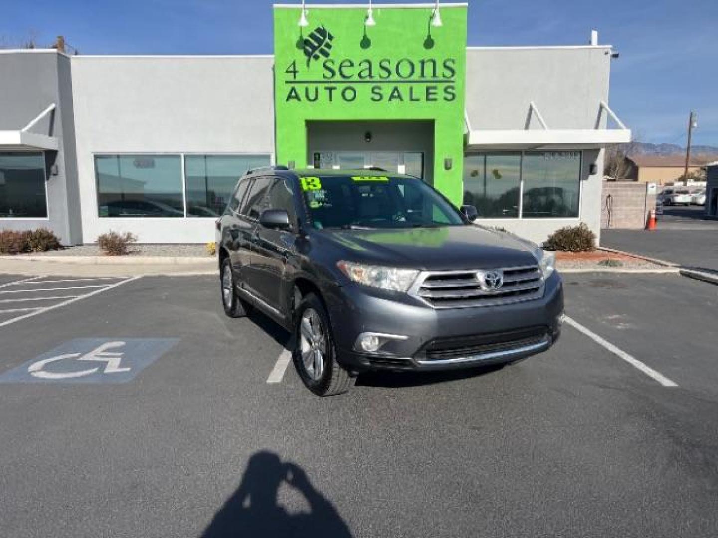 2013 Magnetic Gray Metallic /Sand Beige Leather Interior Toyota Highlander Limited 4WD (5TDDK3EH7DS) with an 3.5L V6 DOHC 24V engine, 5-Speed Automatic transmission, located at 940 North Main Street, Cedar City, UT, 84720, (435) 628-0023, 37.692936, -113.061897 - Photo#0