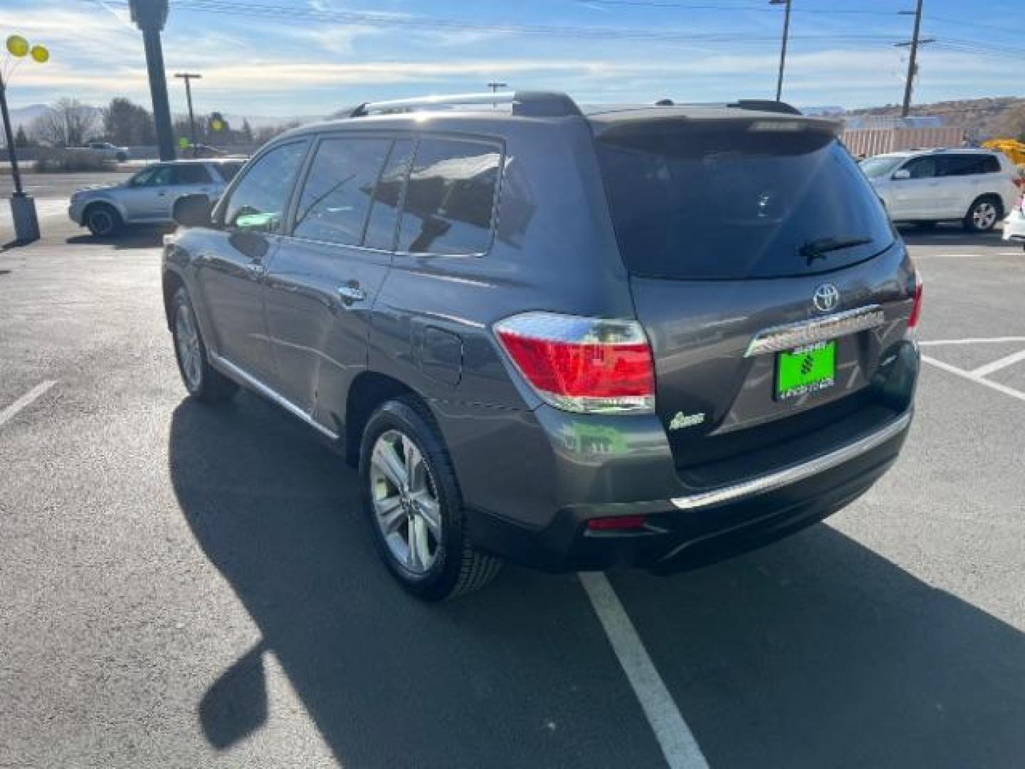 2013 Magnetic Gray Metallic /Sand Beige Leather Interior Toyota Highlander Limited 4WD (5TDDK3EH7DS) with an 3.5L V6 DOHC 24V engine, 5-Speed Automatic transmission, located at 940 North Main Street, Cedar City, UT, 84720, (435) 628-0023, 37.692936, -113.061897 - Photo#4