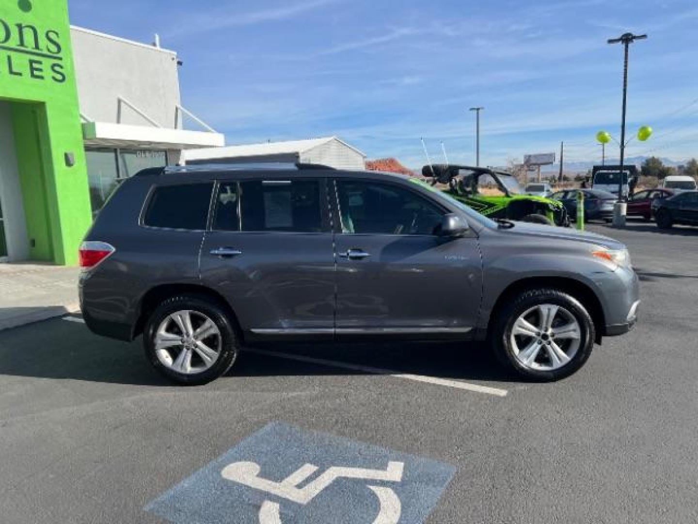 2013 Magnetic Gray Metallic /Sand Beige Leather Interior Toyota Highlander Limited 4WD (5TDDK3EH7DS) with an 3.5L V6 DOHC 24V engine, 5-Speed Automatic transmission, located at 940 North Main Street, Cedar City, UT, 84720, (435) 628-0023, 37.692936, -113.061897 - Photo#7