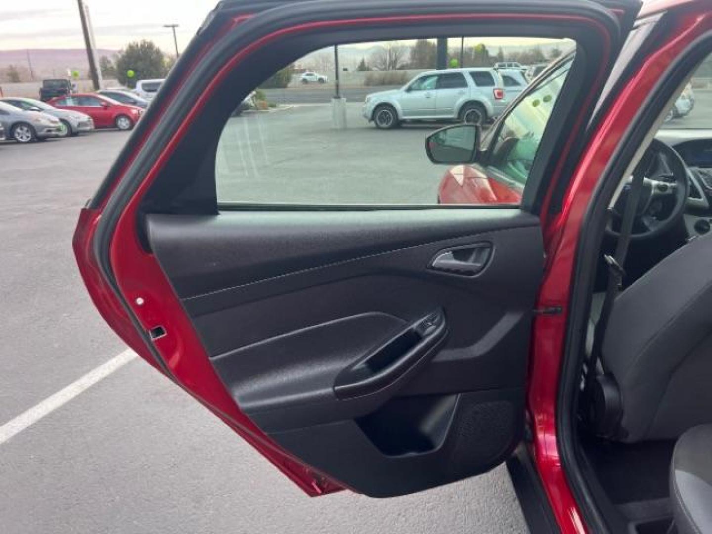 2012 Race Red /Charcoal Black/Metal Gray Cloth Interior Ford Focus SE (1FAHP3K22CL) with an 2.0L L4 DOHC 16V engine, located at 1865 East Red Hills Pkwy, St. George, 84770, (435) 628-0023, 37.120850, -113.543640 - Photo#21