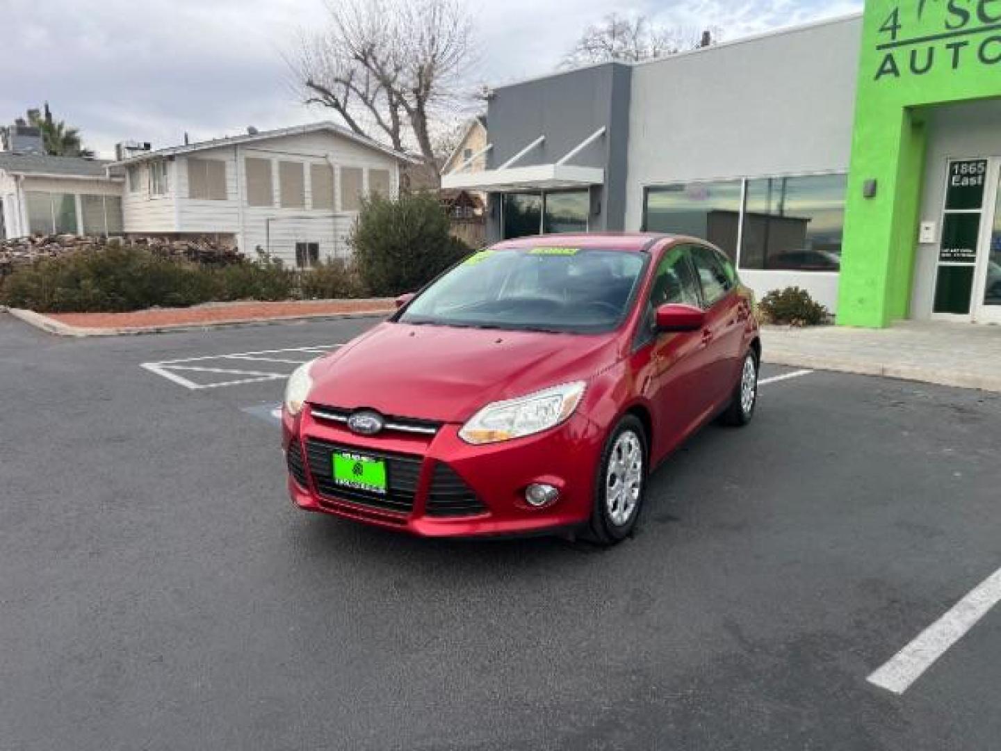 2012 Race Red /Charcoal Black/Metal Gray Cloth Interior Ford Focus SE (1FAHP3K22CL) with an 2.0L L4 DOHC 16V engine, located at 940 North Main Street, Cedar City, UT, 84720, (435) 628-0023, 37.692936, -113.061897 - We specialize in helping ALL people get the best financing available. No matter your credit score, good, bad or none we can get you an amazing rate. Had a bankruptcy, divorce, or repossessions? We give you the green light to get your credit back on the road. Low down and affordable payments that fit - Photo#2