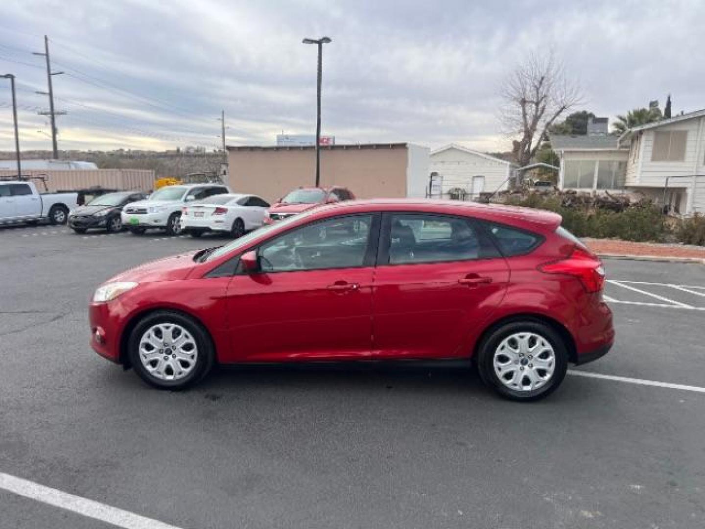 2012 Race Red /Charcoal Black/Metal Gray Cloth Interior Ford Focus SE (1FAHP3K22CL) with an 2.0L L4 DOHC 16V engine, located at 1865 East Red Hills Pkwy, St. George, 84770, (435) 628-0023, 37.120850, -113.543640 - Photo#3