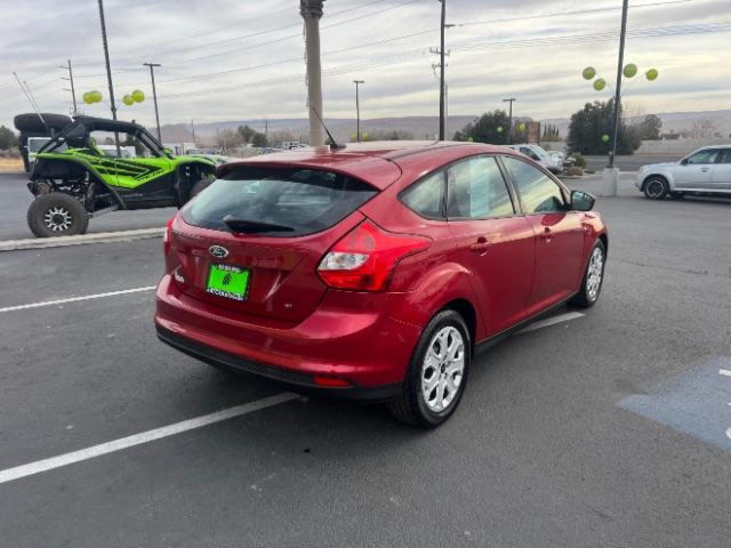 2012 Race Red /Charcoal Black/Metal Gray Cloth Interior Ford Focus SE (1FAHP3K22CL) with an 2.0L L4 DOHC 16V engine, located at 940 North Main Street, Cedar City, UT, 84720, (435) 628-0023, 37.692936, -113.061897 - We specialize in helping ALL people get the best financing available. No matter your credit score, good, bad or none we can get you an amazing rate. Had a bankruptcy, divorce, or repossessions? We give you the green light to get your credit back on the road. Low down and affordable payments that fit - Photo#6